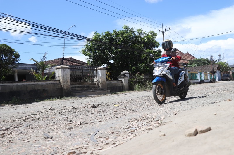 Pengguna jalan melintas di salah satu ruas jalan yang rusak parah di wilayah Tulungagung selatan.
