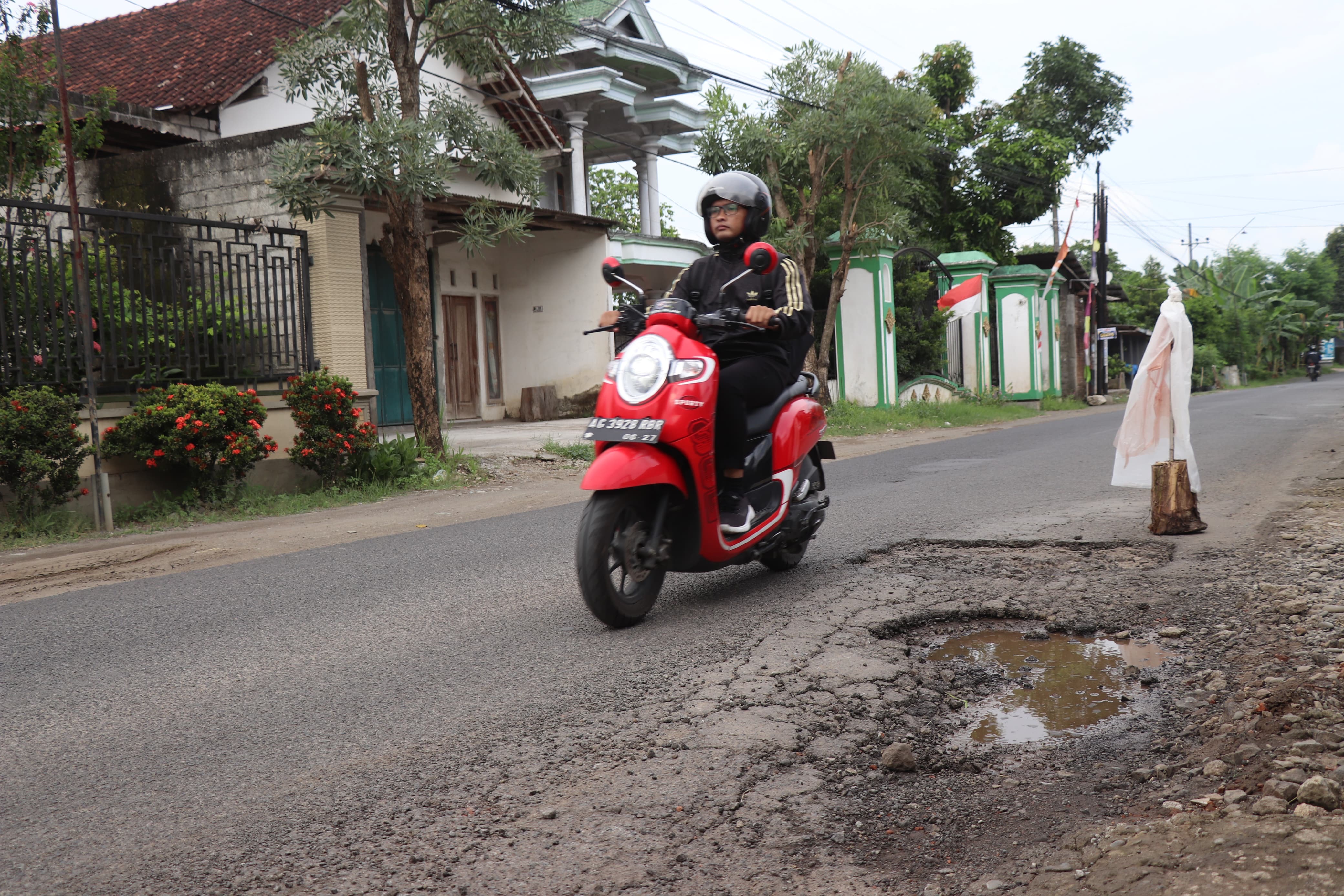 Kerusakan di salah satu ruas jalan di Kabupaten Tulungagung.
