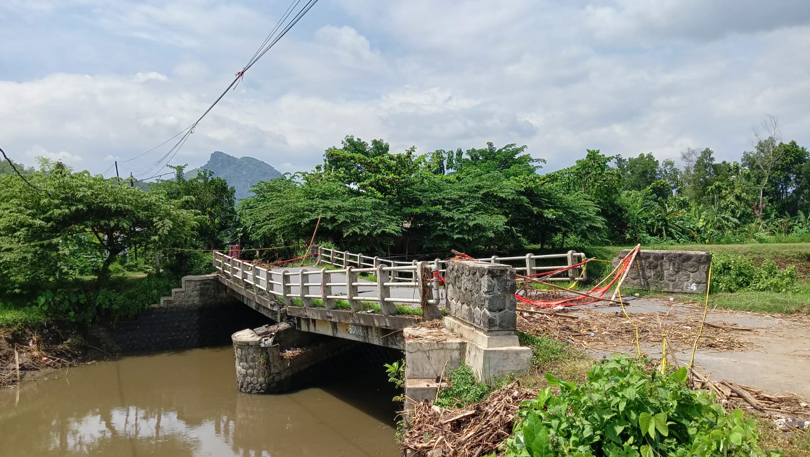 Jembatan Desa Junjung, Kecamatan Sumbergempol, yang rusak parah