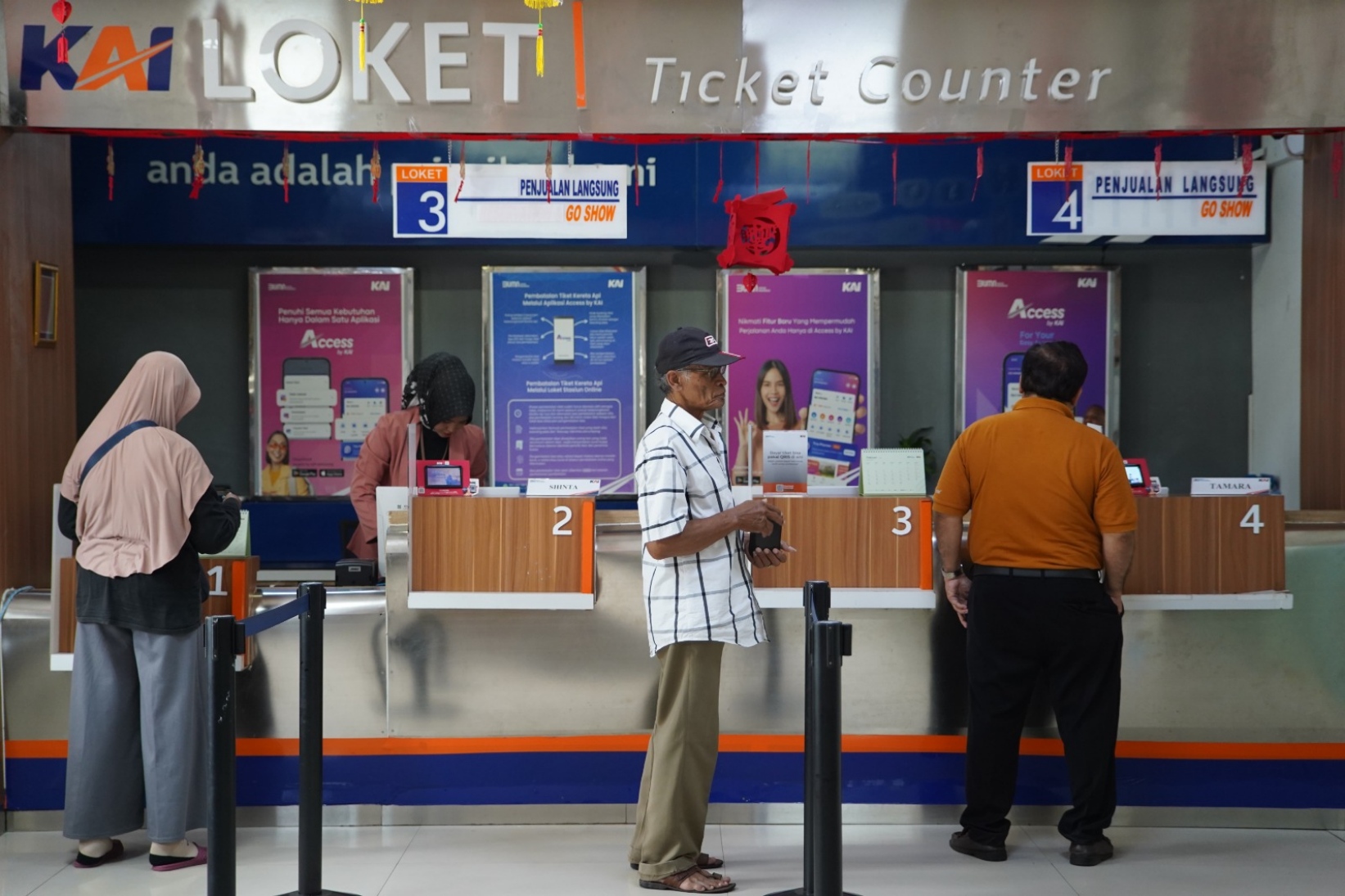 Suasana loket penjualan tiket kereta api jarak jauh (DAOP 7 MADIUN)