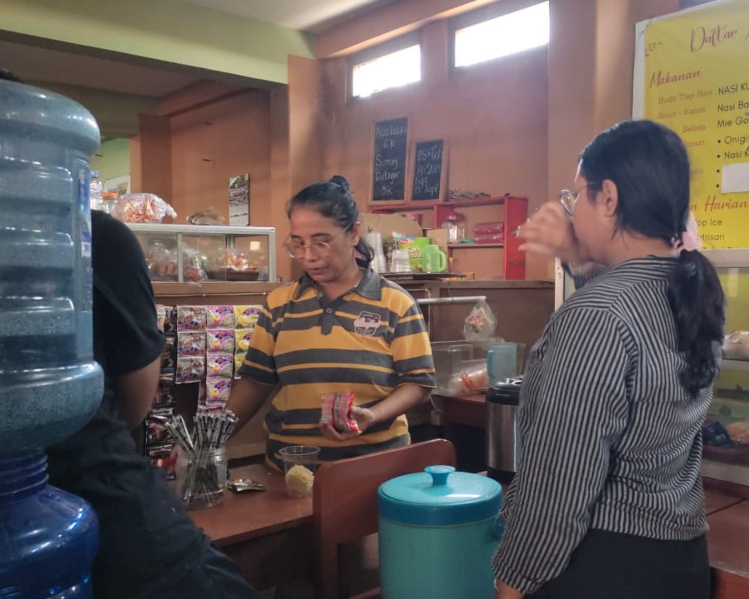 Pedagang kantin di SMAK Santo Thomas Aquino Tulungagung keluhkan turunnya omset imbas program MBG.