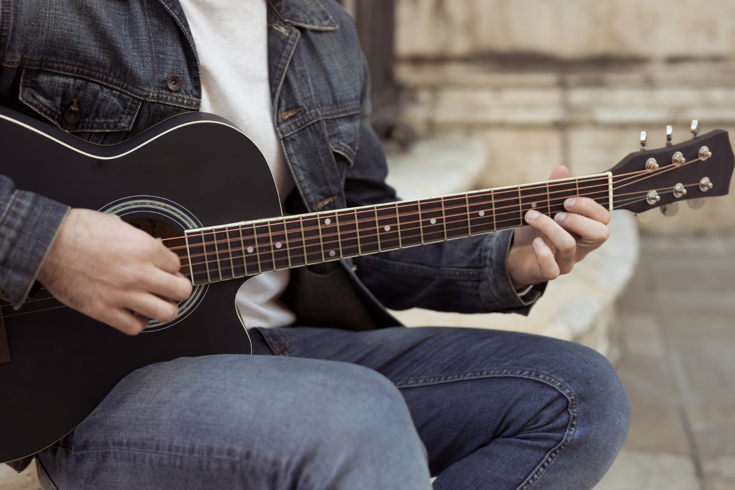 Seorang gitaris harus memilih gitar yang tepat sesuai genre (Freepik)