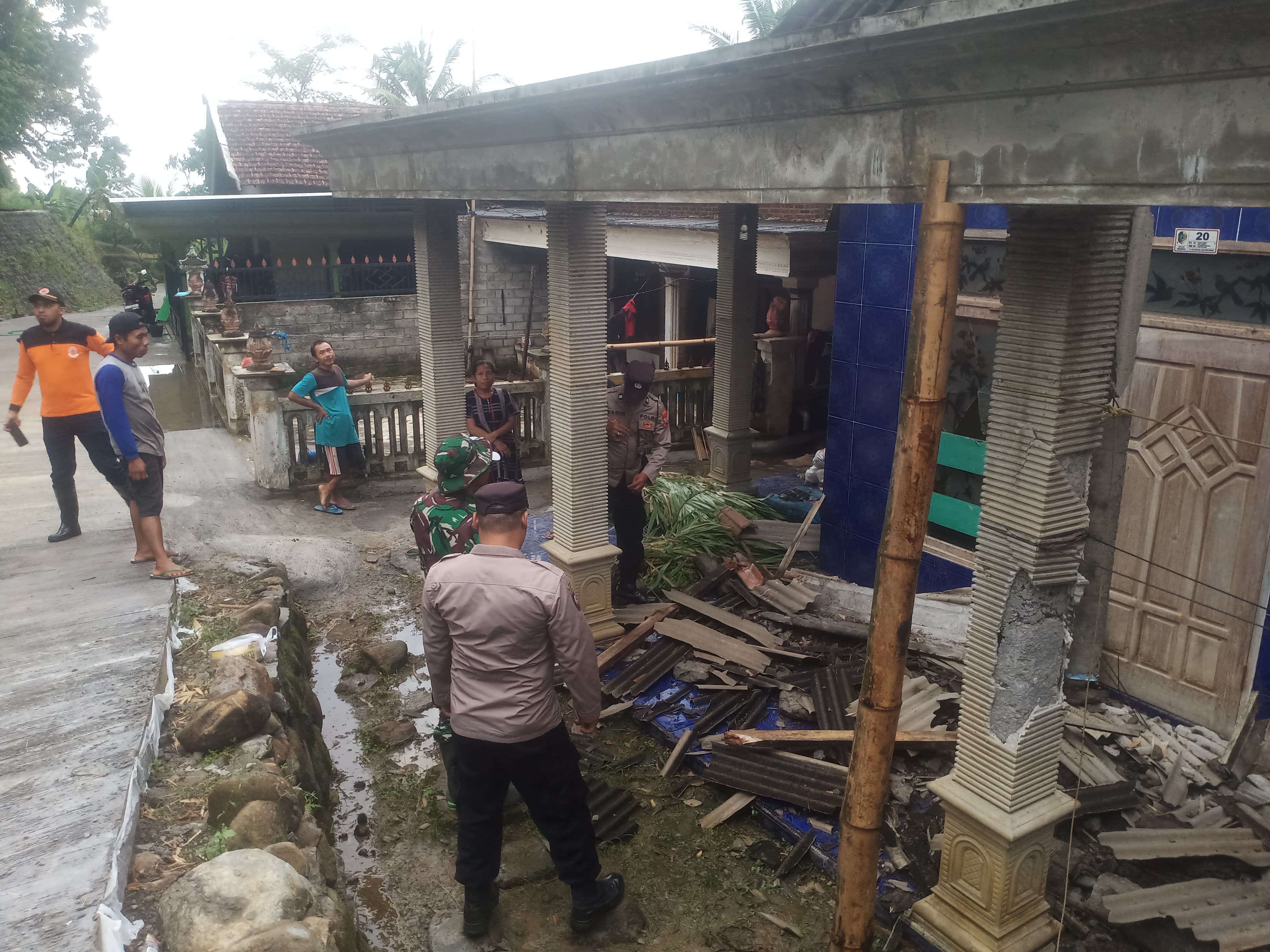 Diterjang hujan dan angin kencang, rumah warga Desa Krosok Sendang Tulungagung roboh