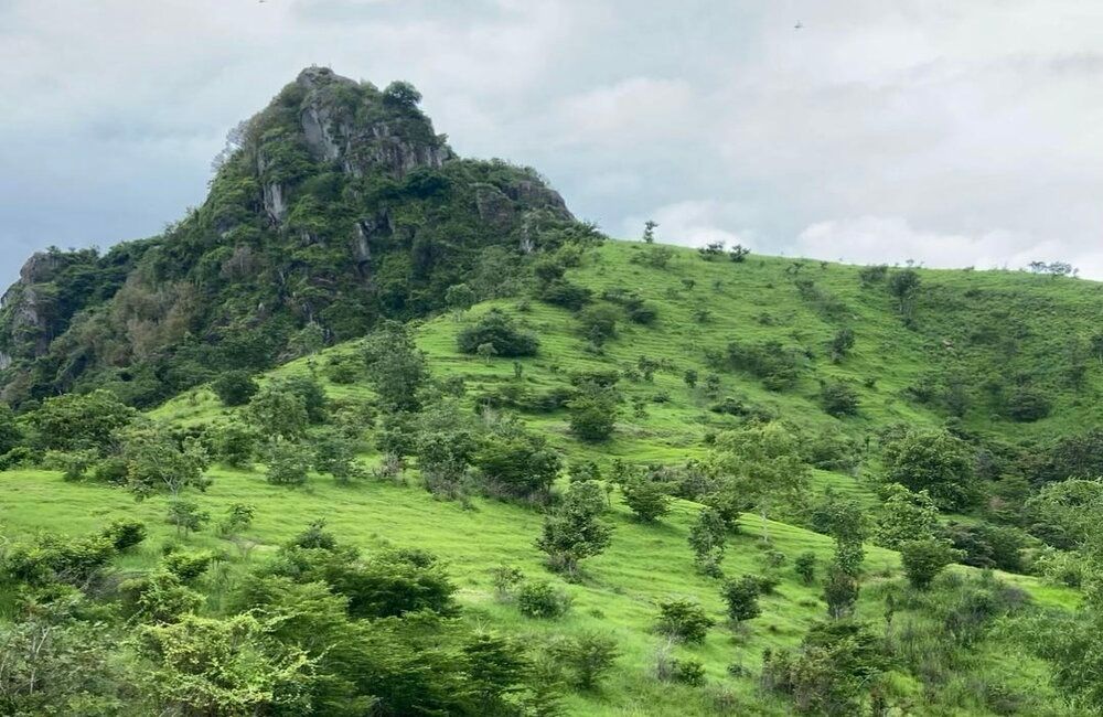 Bukit Lemparan (TikTok @thallasophilea)
