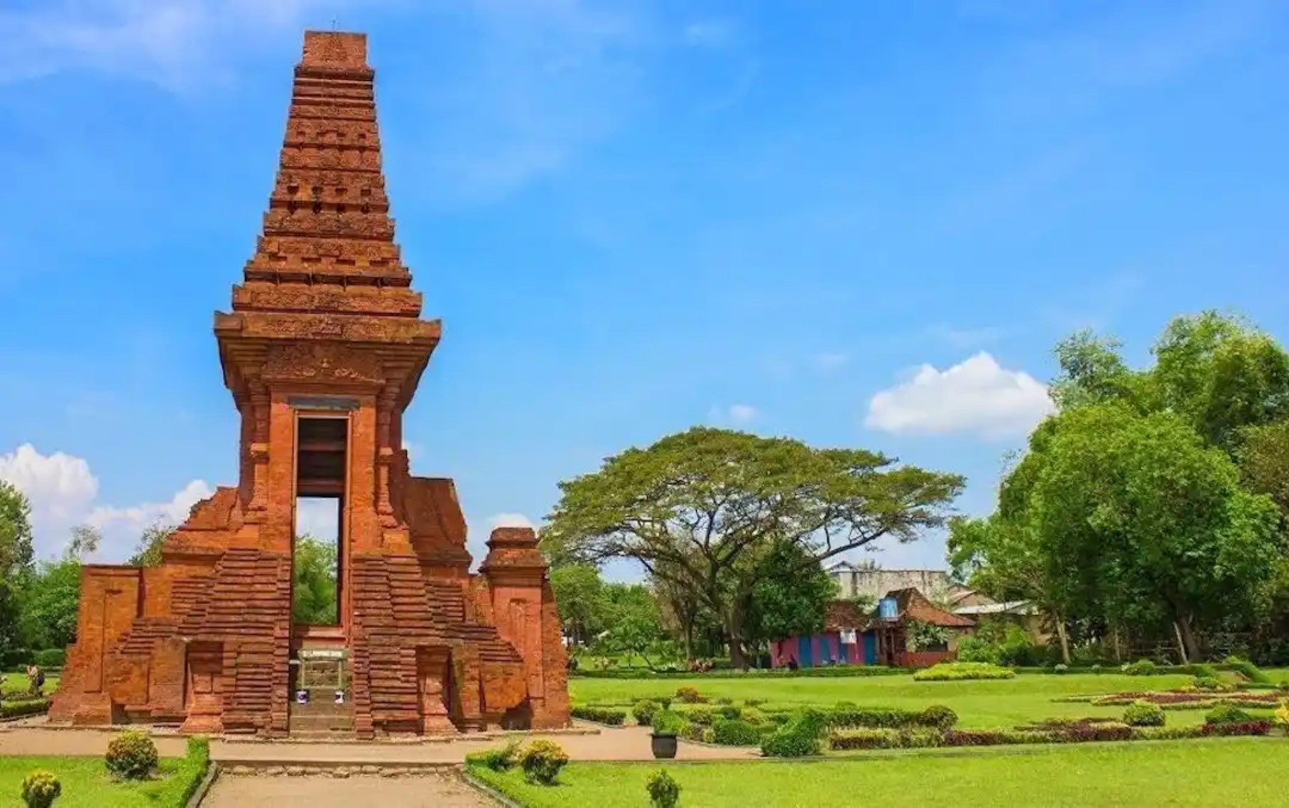 Gapura Bajang Ratu merupakan salah satu peninggalan Kerajaan Majapahit di Mojoketo (jalanjalanyuk.co.id)