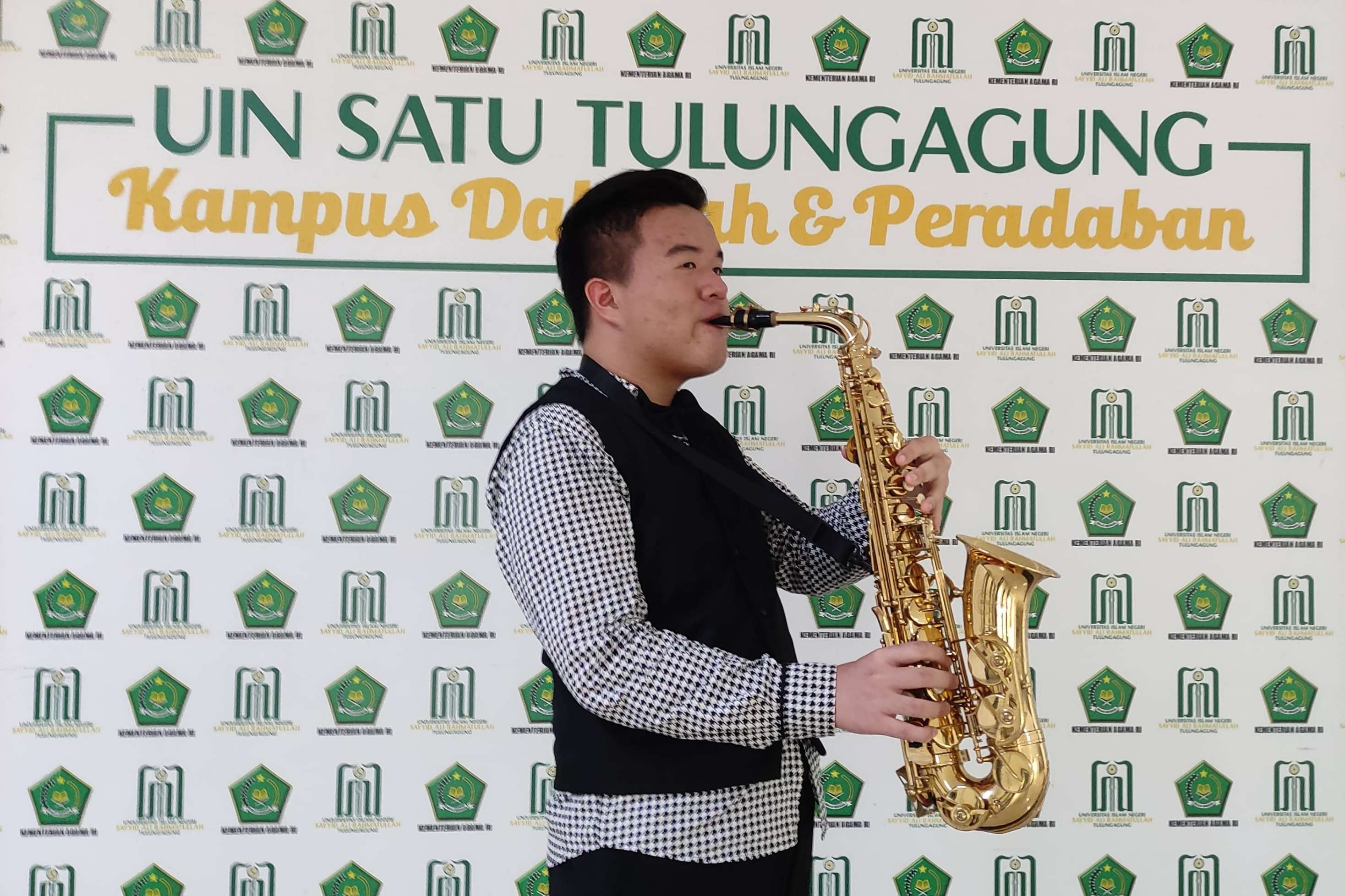 Seorang anak berkebutuhan khusus (ABK) bernama Immanuel Hero Tan Jaya unjuk kebolehan. (SANDY YUWANA/RADAR TULUNGAGUNG)
