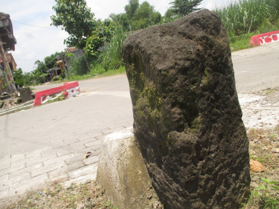 Tugu Sebani di Kecamatan Sumobito, Jombang yang diduga peninggalan Majapahit (jombangcityguide.blogspot.com)