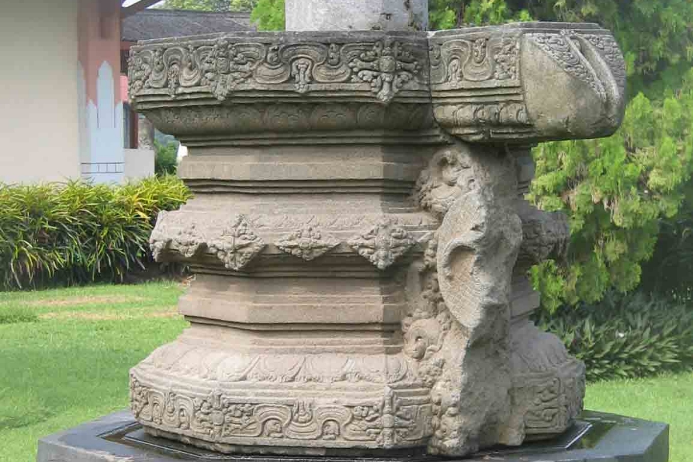 Yoni dari Situs Lebak Jabung yang sekarang menjadi koleksi Museum Trowulan Mojokerto (wilwatiktamadani.blogspot.com)