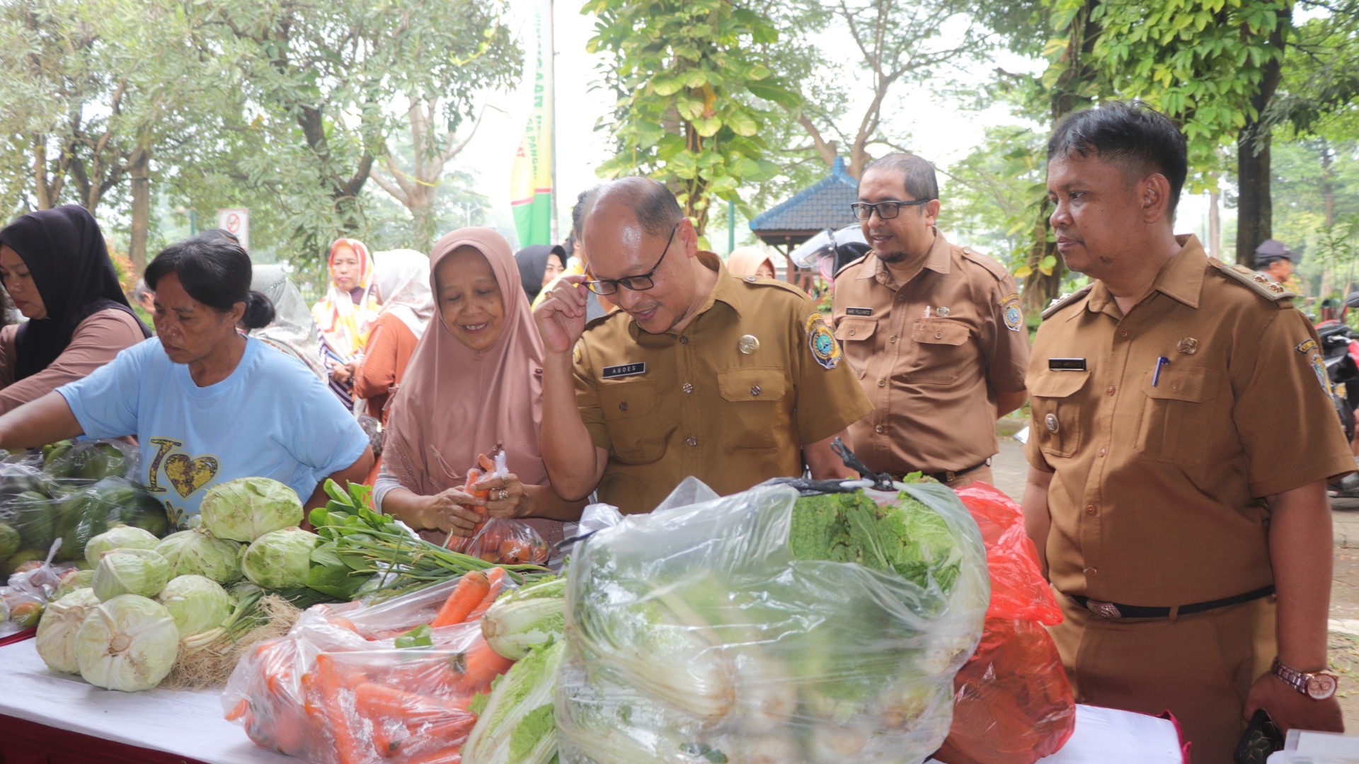 PANTAU : Kepala DKP Tulungagung, Agus Suswantoro melihat stand pada Road Show Gelar Pangan Murah, pada Februari lalu.