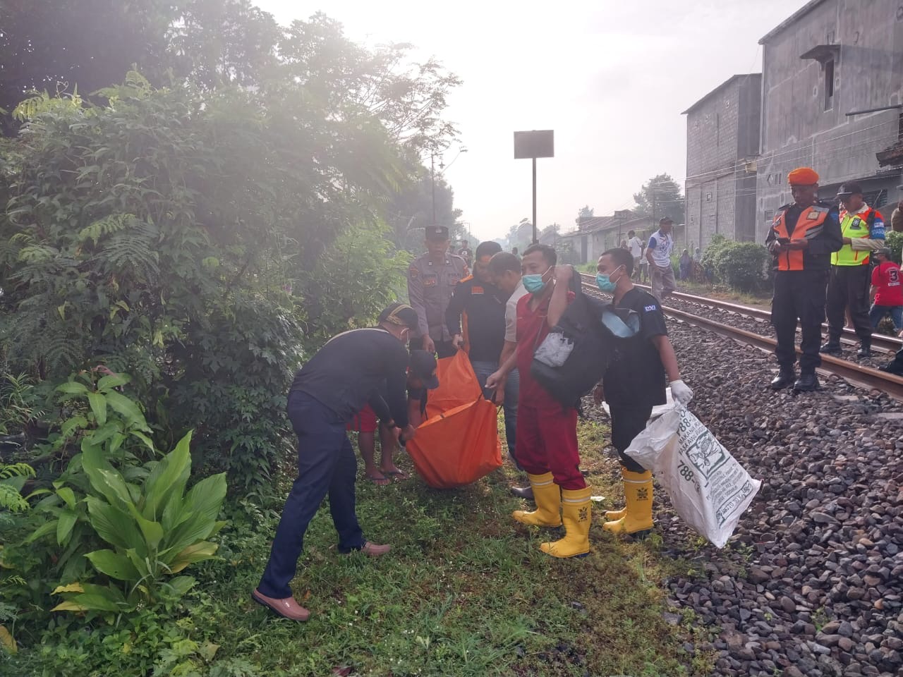 Pria tanpa identitas meninggal dunia usai tertabrak kereta api di perlintasan masuk Desa Aryojeding Kecamatan Rejotangan Tulungagung