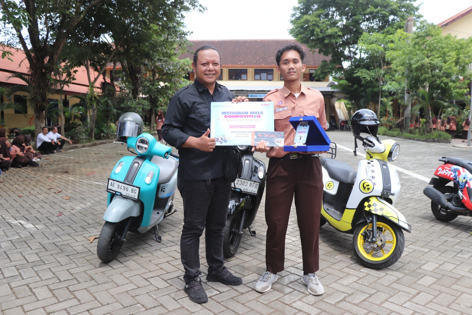 Manager Event Radar Tulungagung menyerahkan penghargaan kepada peraih vidio terbaik ke-3