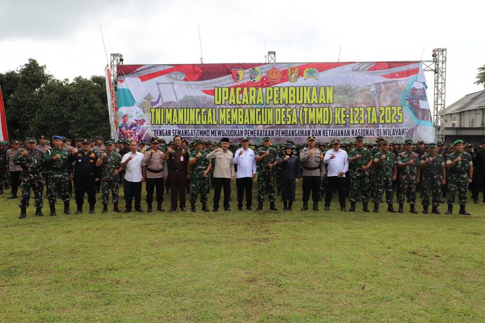 Asisten I Bidang Pemerintahan Setda Tulungagung Agus Prijanto Utomo, Danrem 081/DSJ Kolonel Arm Untoro Hariyanto, Dandim 0807/Tulungagung Letkol Kav Mohammad Nashir, foto bersama jajaran terkait.