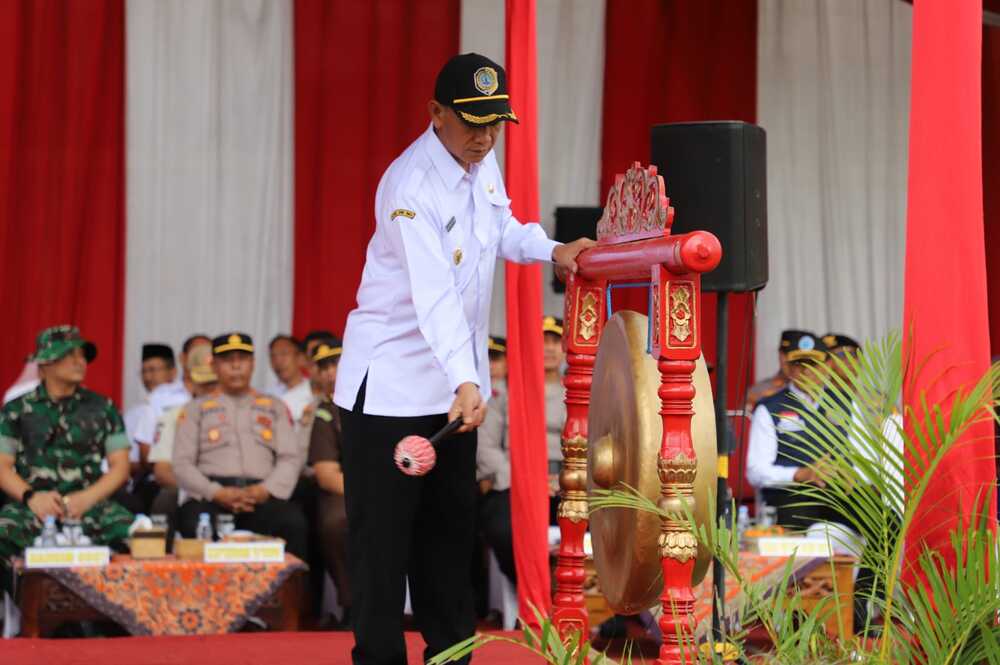 Asisten I Bidang Pemerintahan Setda Tulungagung Agus Prijanto Utomo meumuk gong tanda dibukanya TMMD ke-123.