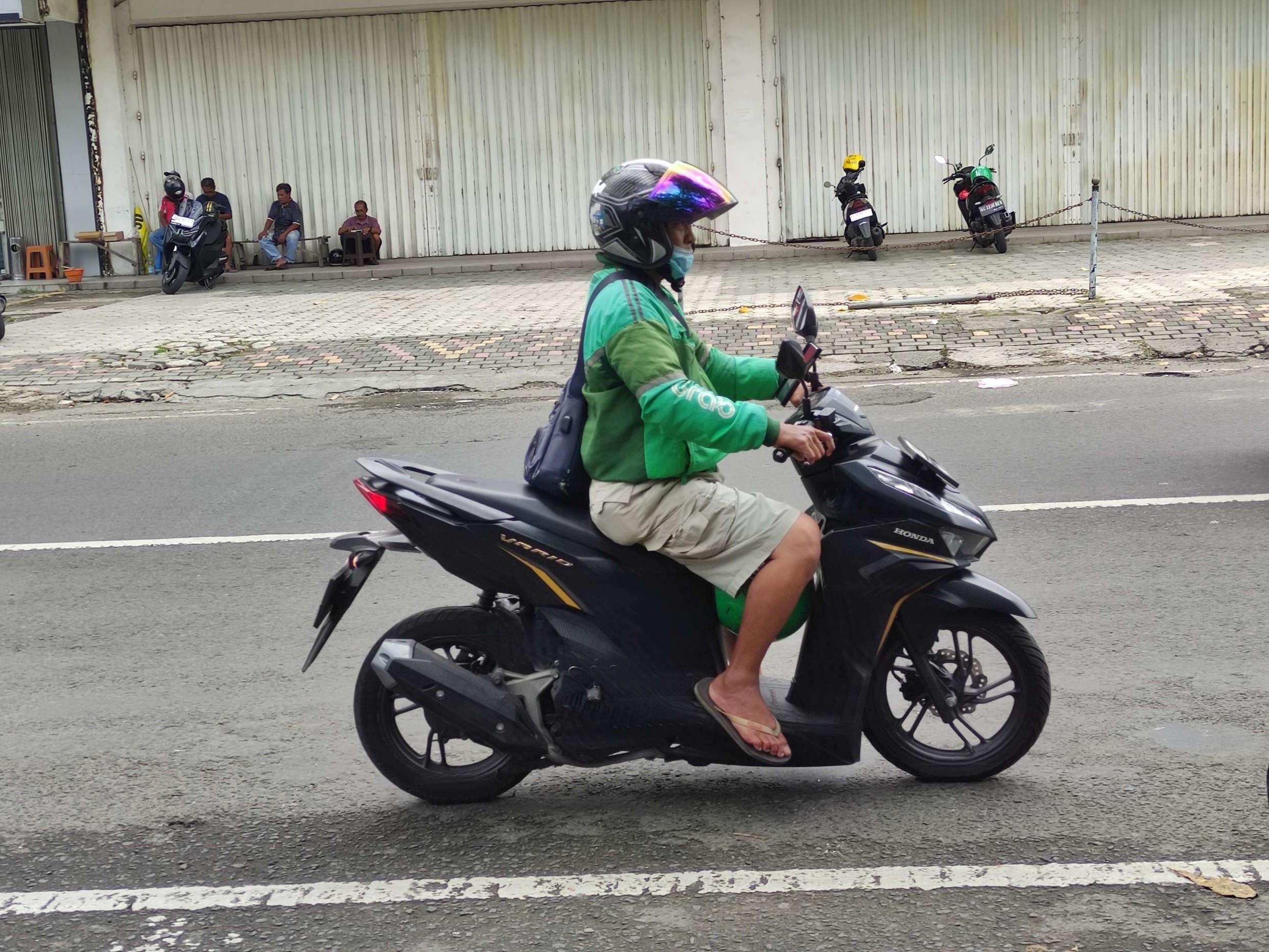 Seorang ojek online melaju di Jalan Ahmad Yani Timur Tulungagung beberapa waktu lalu(SANDY YUWANA/RADAR TULUNGAGUNG)