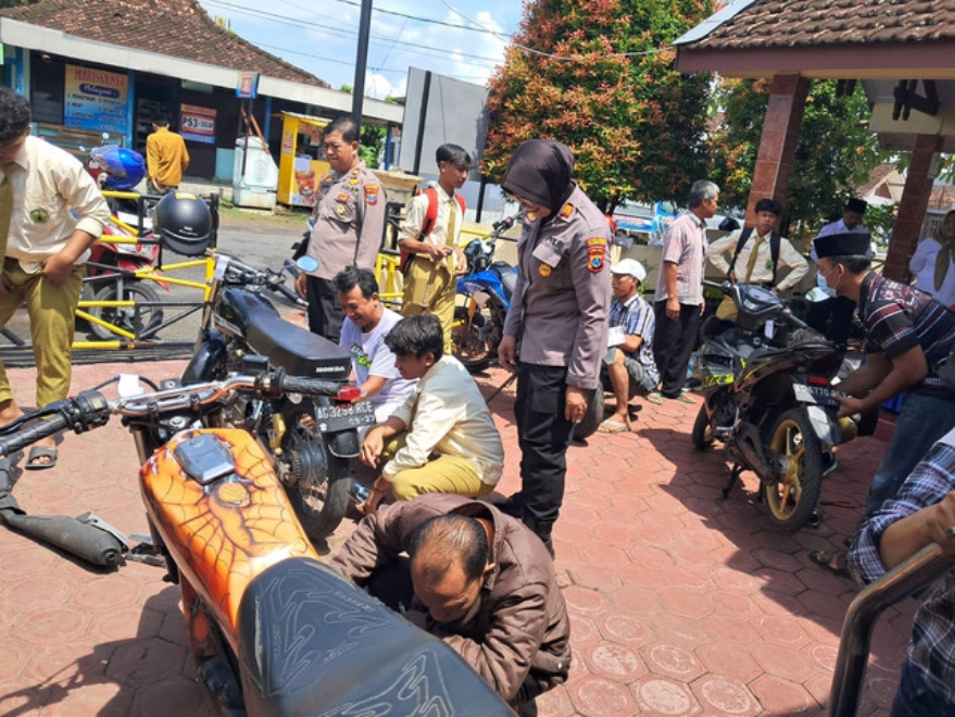 Siswa SMAN 1 Pakel mengganti knalpot brong dengan standar (HUMAS POLRES TULUNGAGUNG)
