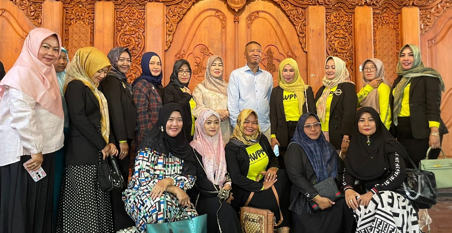 SINERGIS : Pengurus dan anggota HWPMI bersama Gatut Sunu dan Ahmad Baharudin