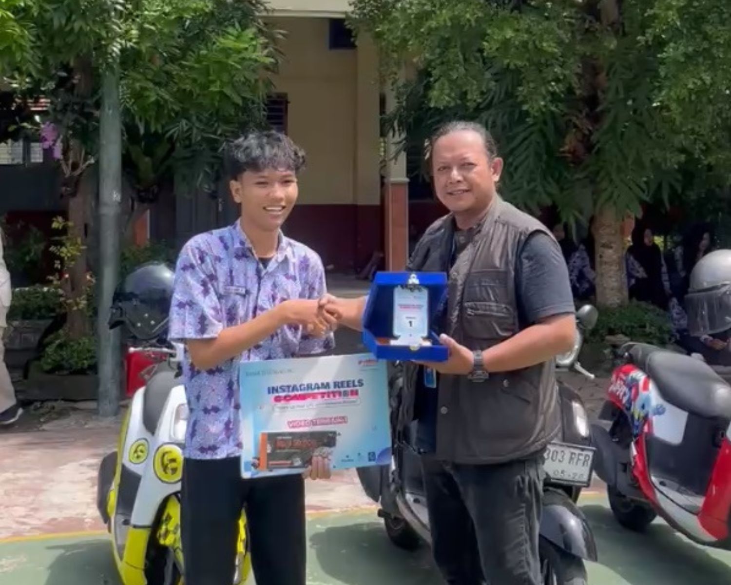 Penyerahan penghargaan vidio terbaik pertama oleh Manager Event Radar Tulungagung
