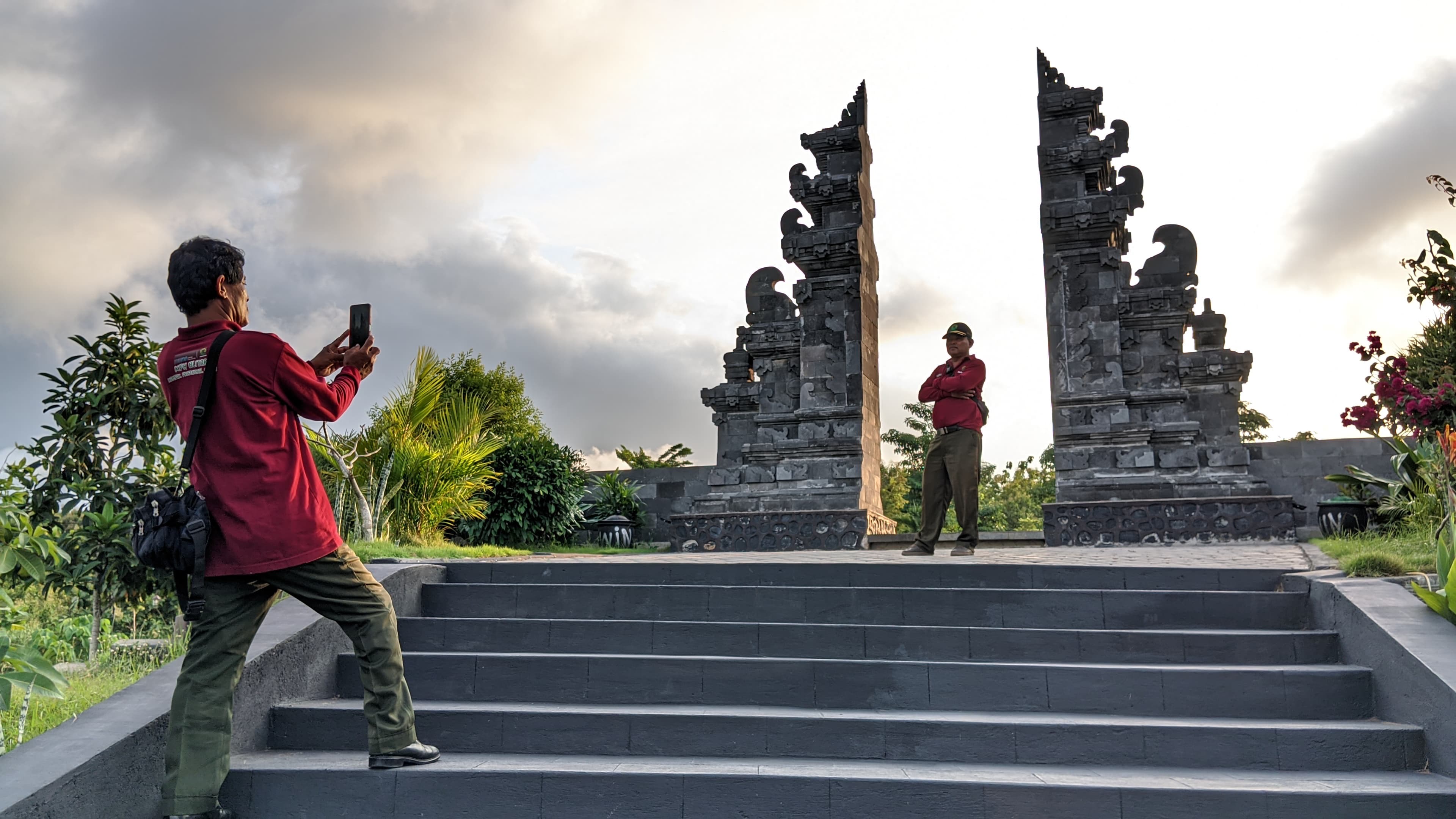 GEMBIRA : para wisatawan saat berswafoto di Puncak Jowin. Beberapa waktu lalu