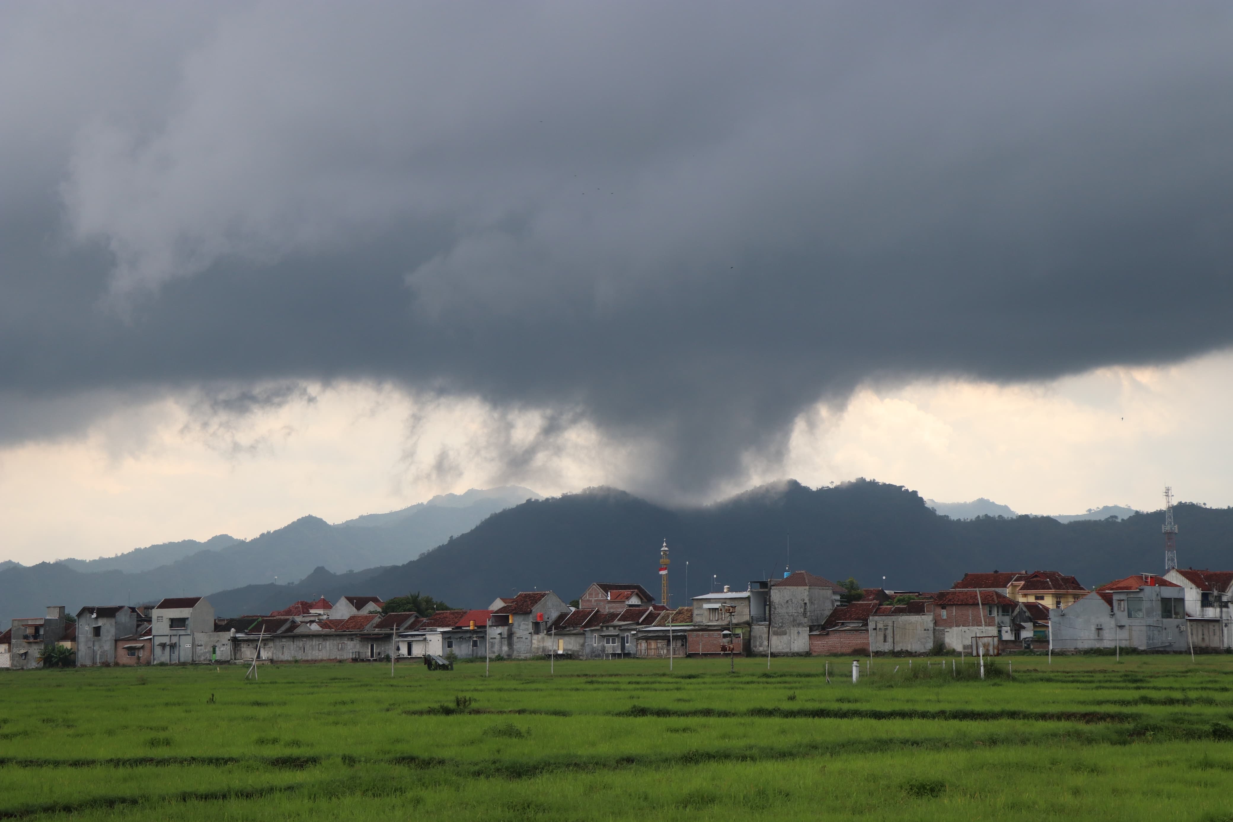 Saat memotret langit mendung di sekitar persawahan Desa Bolorejo, Kecamatan Kauman
