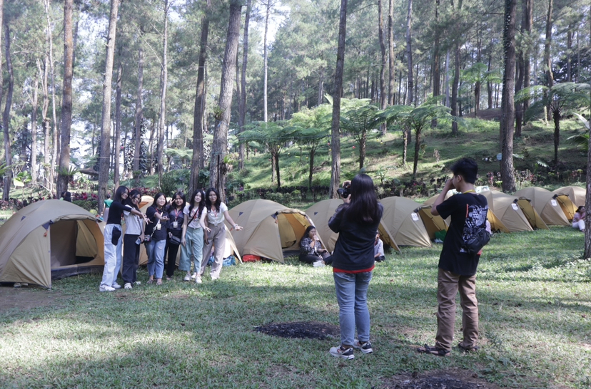 LIBURAN : para pengunjung wisatawan sedang asyik berswafoto di Jurang Senggani. Beberapa waktu lalu