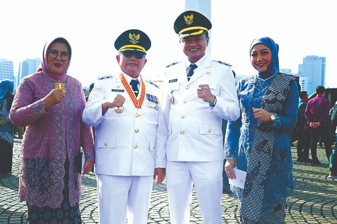 Bupati Blitar Rijanto dan Wabup Beky Herdihansyah usai pelantikan di Istana Negara pada Kamis (20/2) lalu. (PROKOPIM KAB BLITAR)