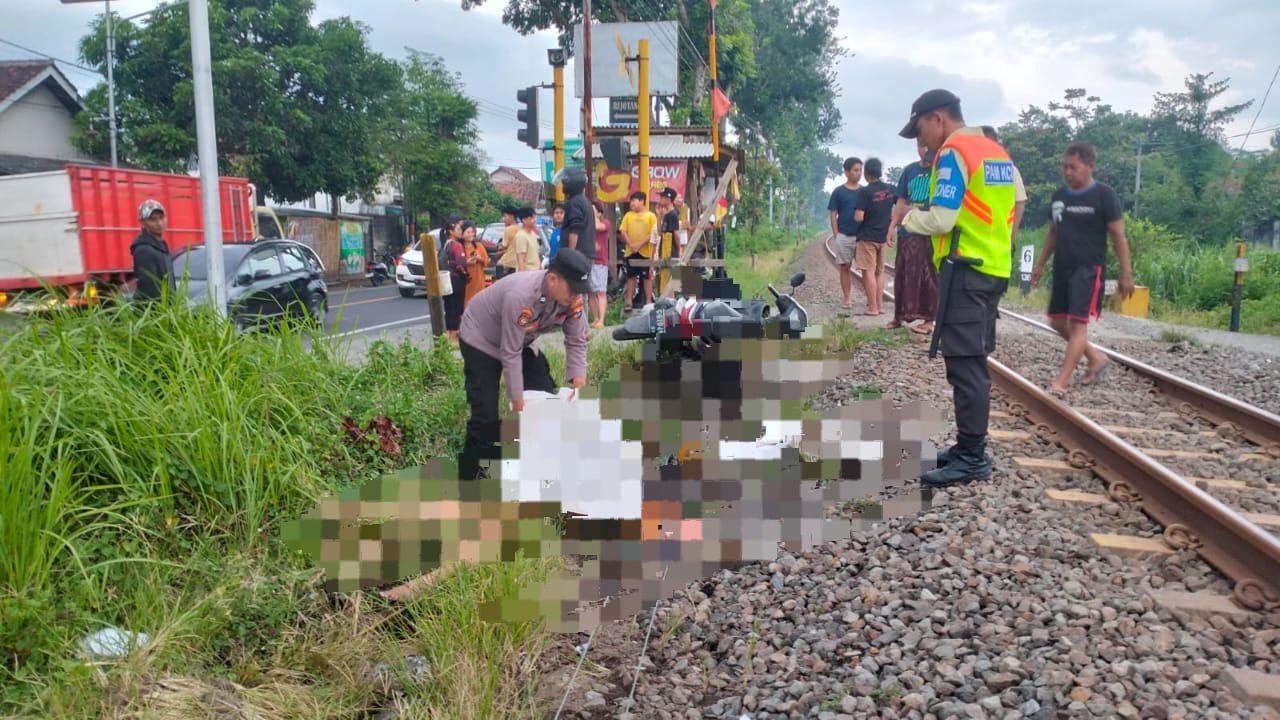 Berniat ziarah kubur, Perempuan Ini justru tertemper kereta api di perlintasan tanpa palang pintu Desa/Kecamatan Rejotangan Tulungagung