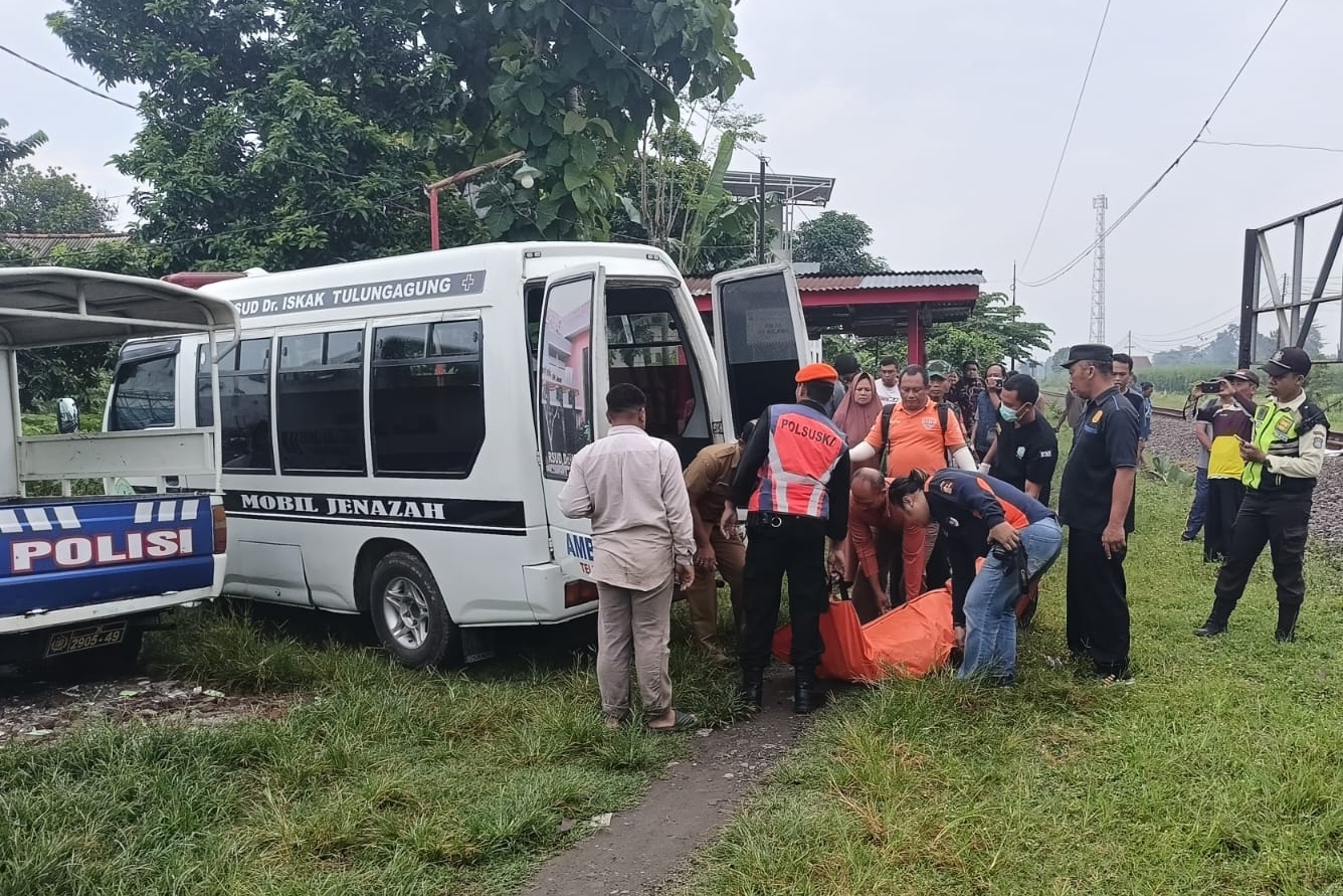 Jasad Sutrianik saat dievakuasi mobil jenazah RSUD dr Iskak Tulungagung (POLRES TULUNGAGUNG)