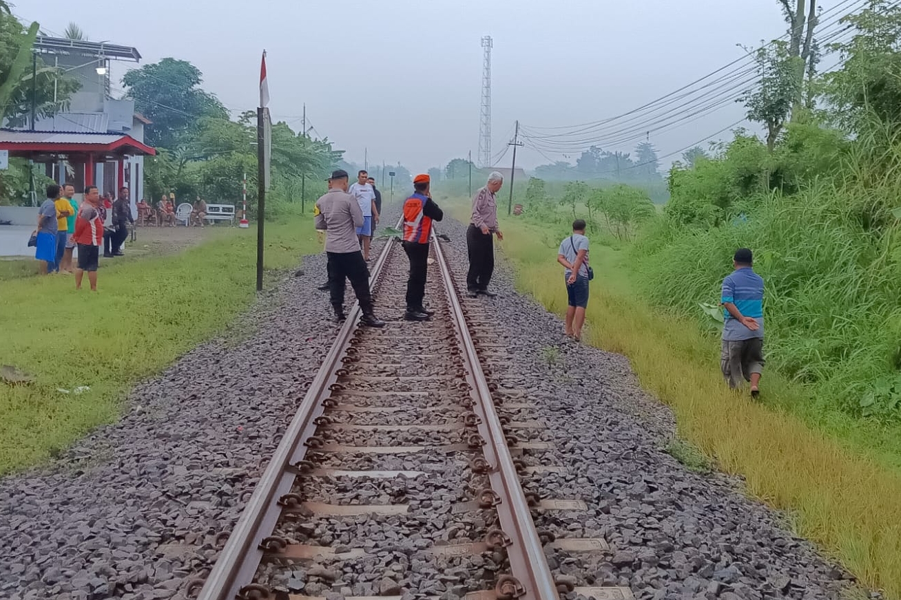 Personel Polsek Ngunut mendatangi lokasi kejadian kecelakaan kereta api di Desa Gilang, Kecamatan Ngunut, Tulungagung (HUMAS POLRES TULUNGAGUNG)