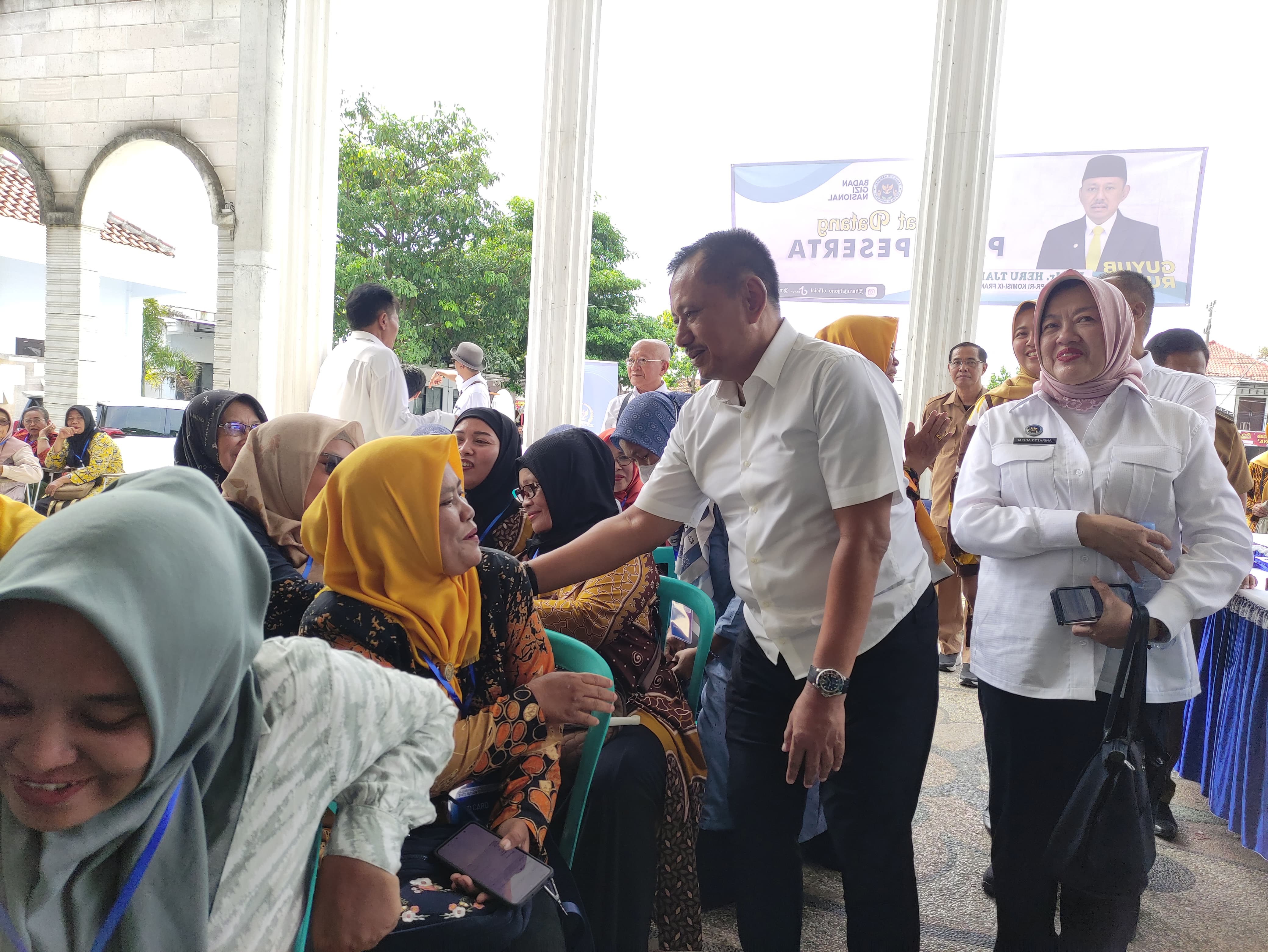 Anggota Komisi IX DPR RI Heru Tjahjono menemui warga di Balai Desa Campurdarat untuk sosialisasi MBG. (SANDY YUWANA/RADAR TULUNGAGUNG)