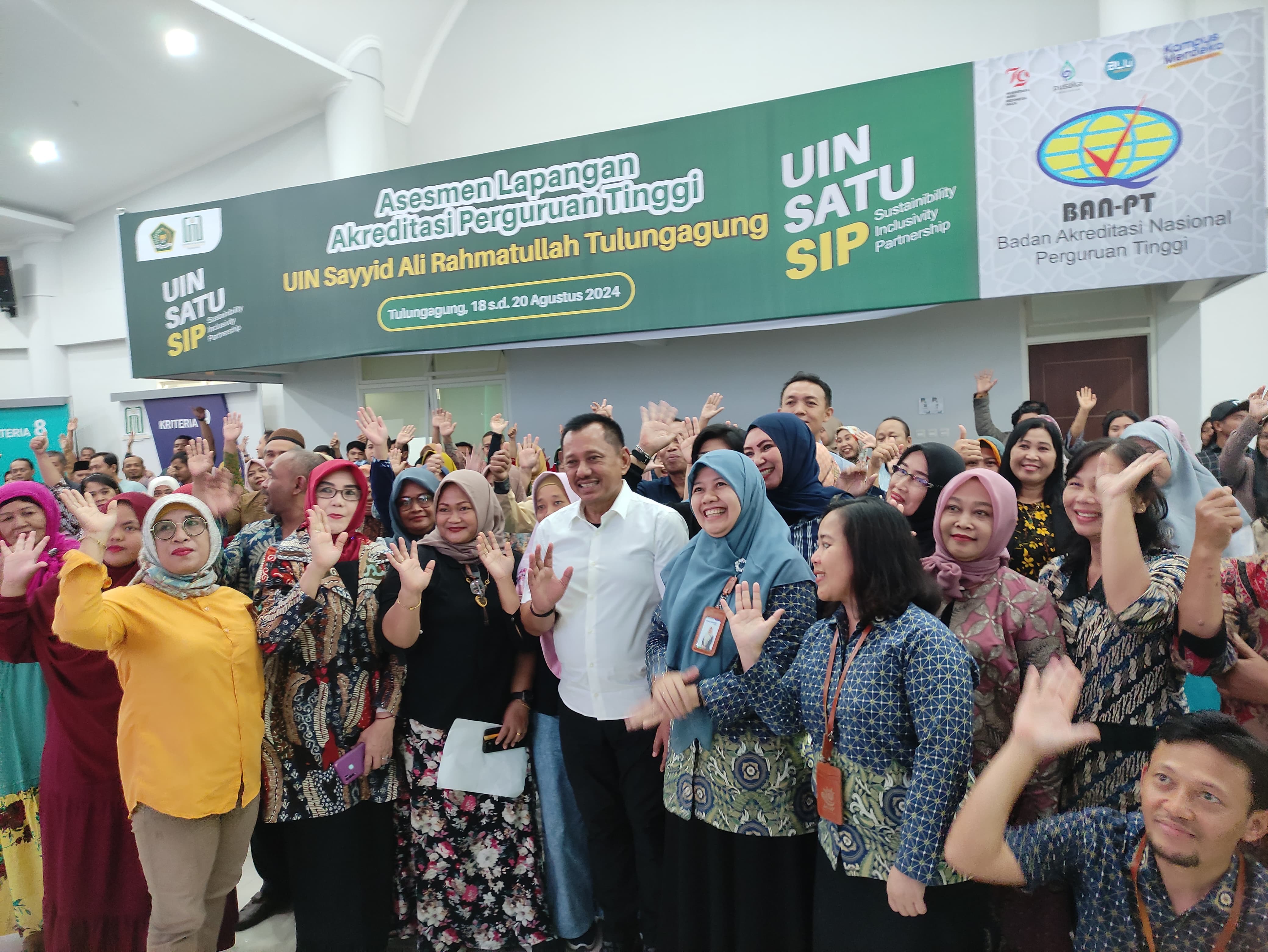 Anggota Komisi IX DPR RI Heru Tjahjono menemui masyarakat Tulungagung di UIN SATU. (SANDY YUWANA/RADAR TULUNGAGUNG)