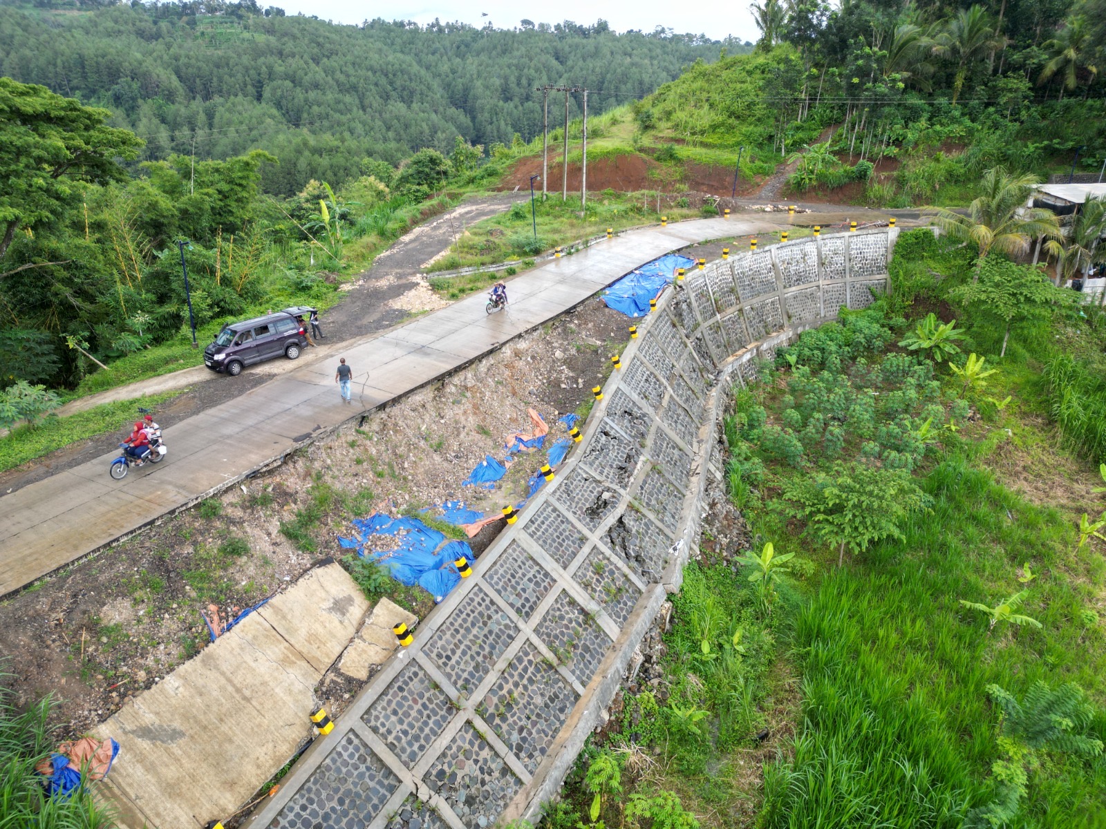 Kondisi Jalan Jati Growong di Dusun Krajan, Desa Samar, Kecamatan Pagerwojo, semakin mengkhawatirkan