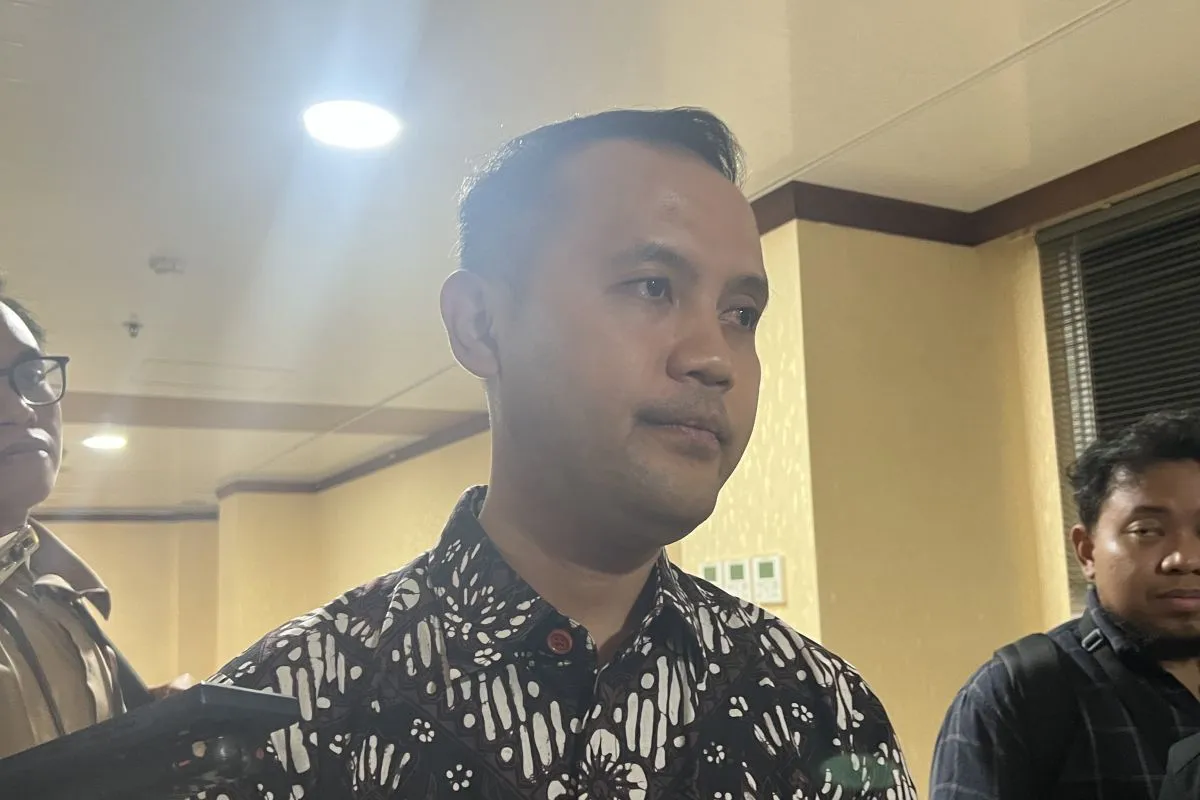 Vice President Corporate Communication Pertamina Fadjar Djoko Santoso memberi keterangan ketika ditemui di Gedung DPD RI, Jakarta, Selasa (25/2/2025).