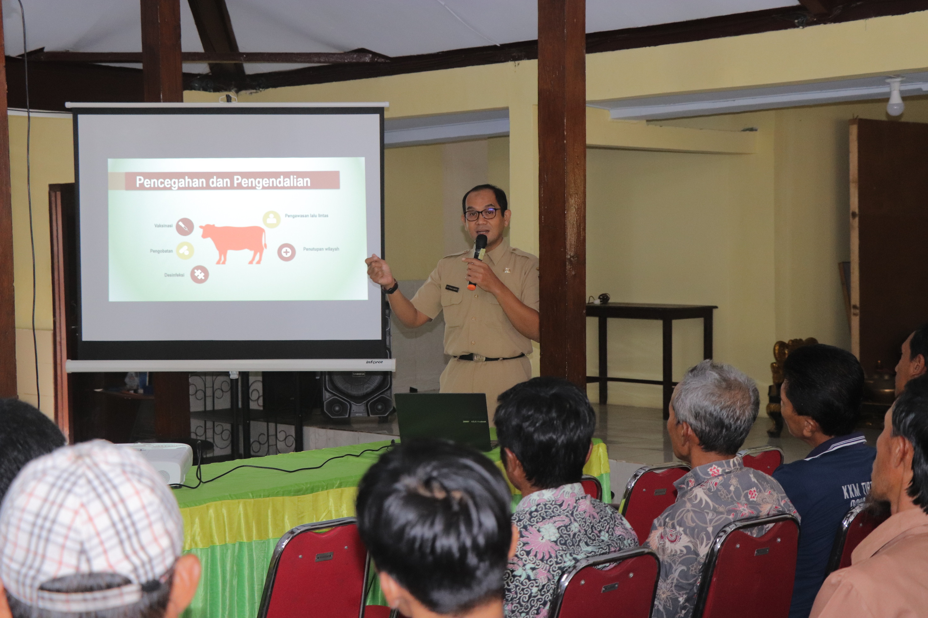 Narasumber memaparkan materi dalam sosialisasi bagi peternak-petani di agenda TMMD ke-123.