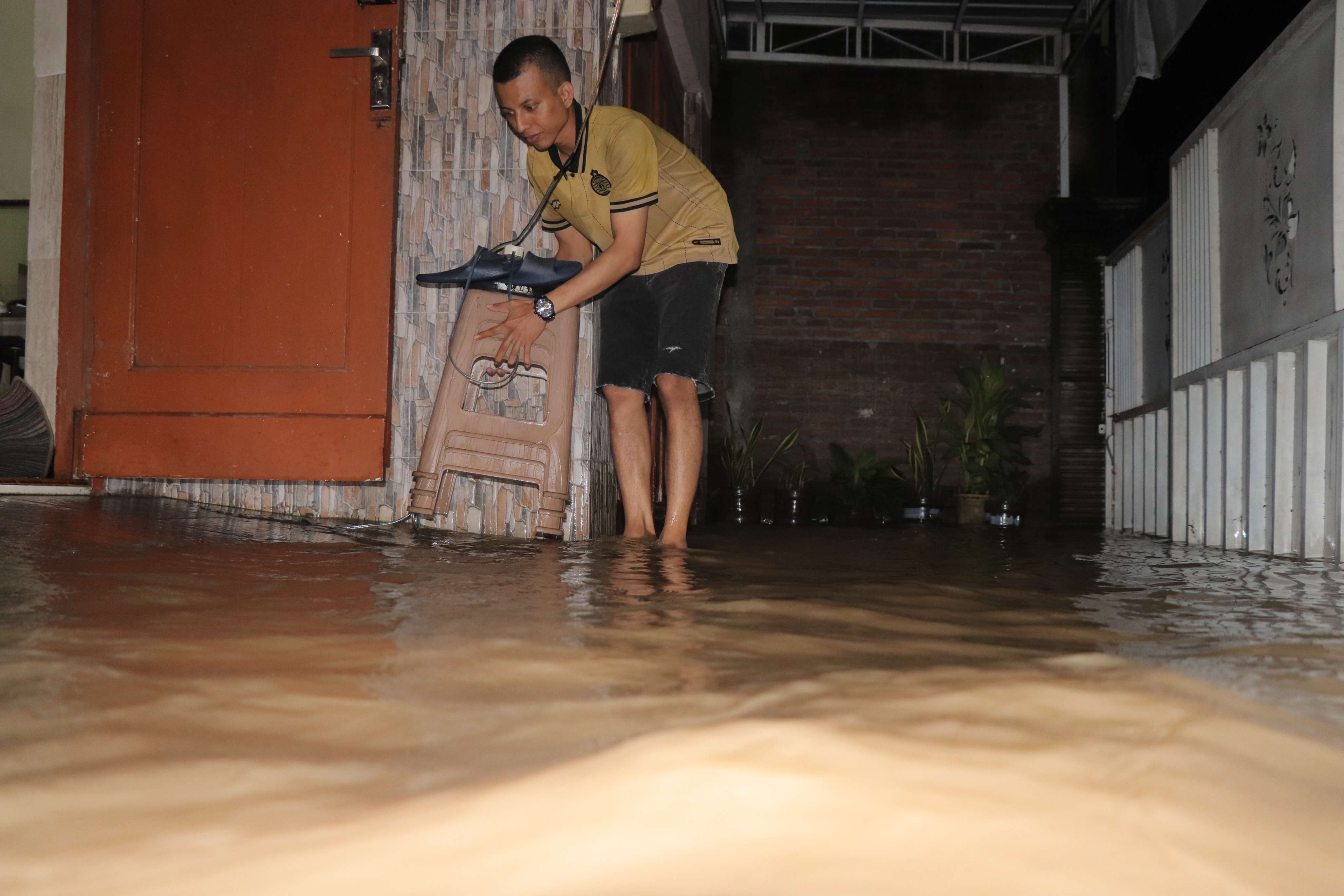 Banjir kembali melanda Desa Sidorejo, Kecamatan Kauman pada Rabu sore. (YOGA DD/RADAR TULUNGAGUNG)