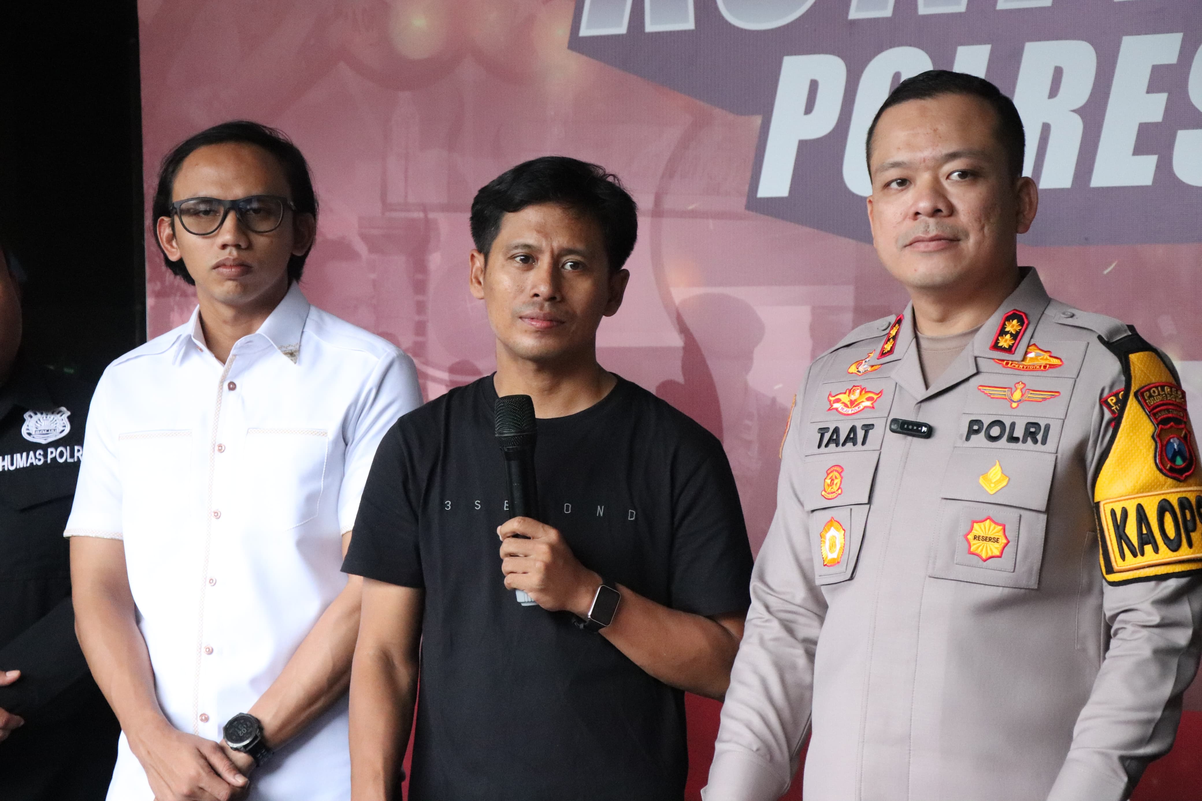 SEDIH: Bos K-Cunk terlihat berkaca-kaca saat pers release di Mapolres Tulungagung, kamis (27/2).