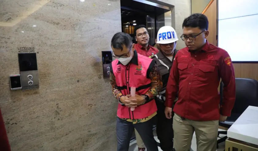 Kejaksaan Agung tetapkan dua tersangka baru kasus dugaan korupsi terkait tata kelola minyak mentah dan produk kilang periode 2018&ndash;2023. Keduanya langsung ditahan, Rabu (26/2/2025) malam