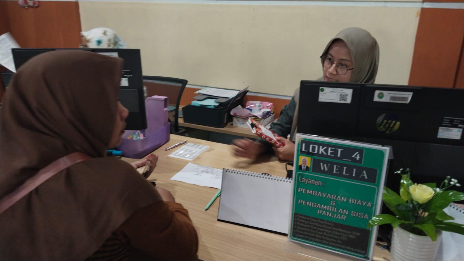 Petugas loket layanan di PA Trenggalek saat melayani masyarakat dalam mengurus proses perceraian, guna memfasilitasi  pengaduan yang dilakukan oleh masyarakat.