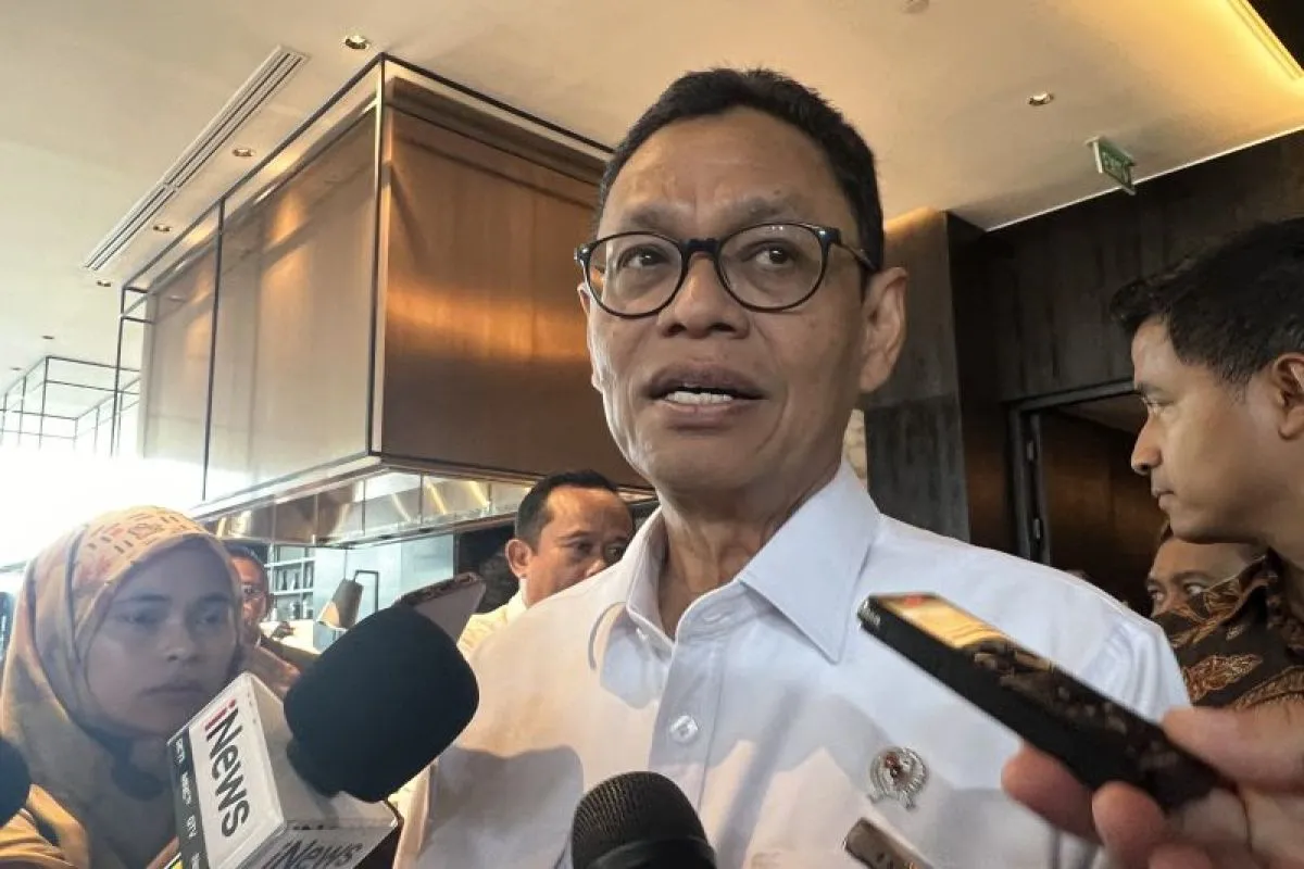 Wakil Menteri ESDM Yuliot Tanjung memberi keterangan ketika ditemui setelah menghadiri Indonesia Energy Outlook 2025 di Jakarta, Kamis (27/2/2025).