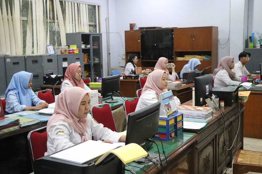 ASN di lingkup Pemkab Tulungagung saat berkegiatan di ruang kerjanya.
