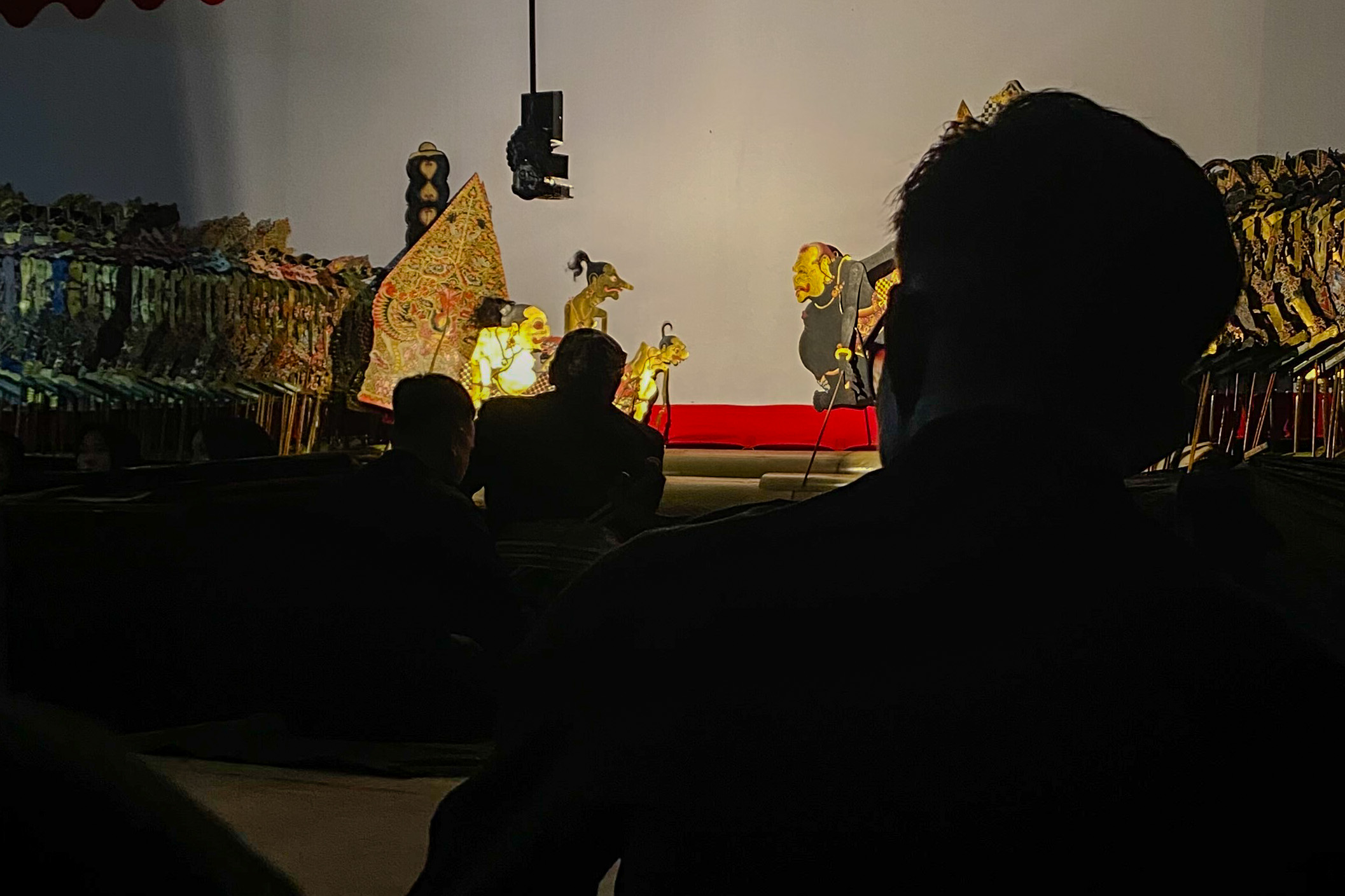 Pertunjukan wayang climen di Pendapa Kanjengan, Kelurahan Kepatihan, Kecamatan Tulungagung, Kamis (27/2). (DR PERDANA/RADAR TULUNGAGUNG)