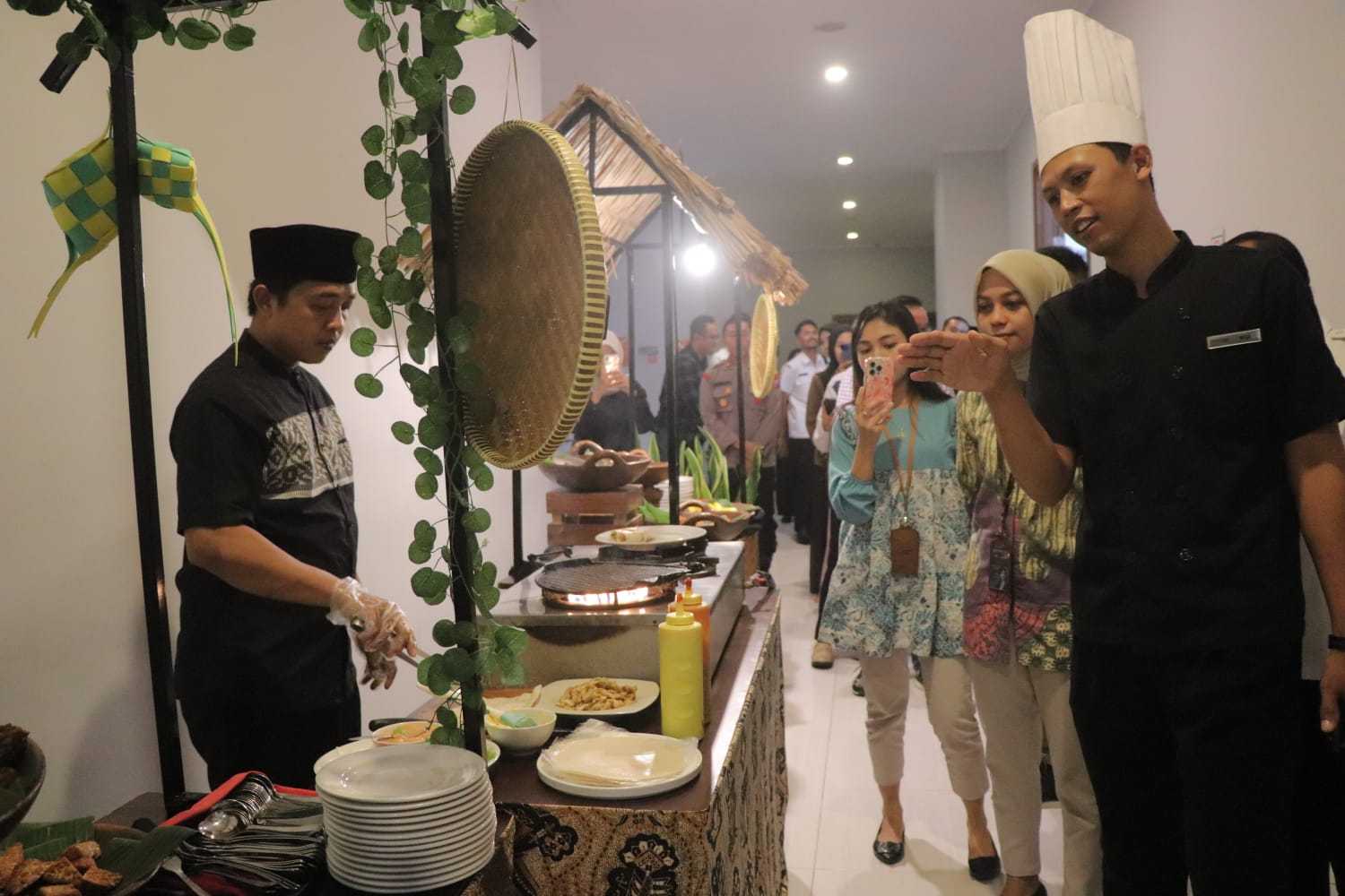 Chef front one hotel mengajak tamu untuk keliling memperkenalkan menu paket ramadan nanti.