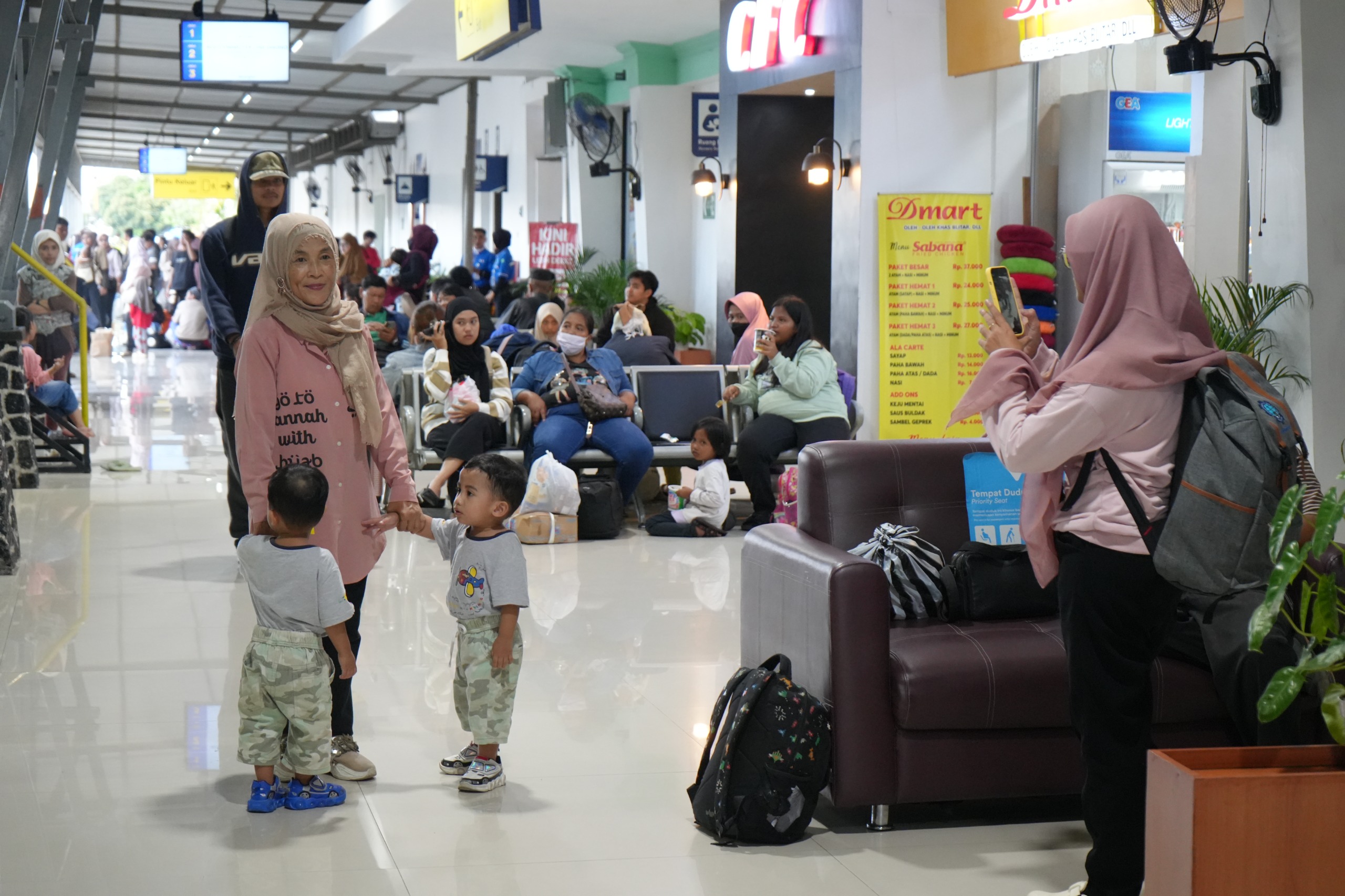 Cukup banyak masyarakat yang mudik di awal Ramadhan untuk berpuasa bersama keluarga. (DAOP 7 MADIUN)