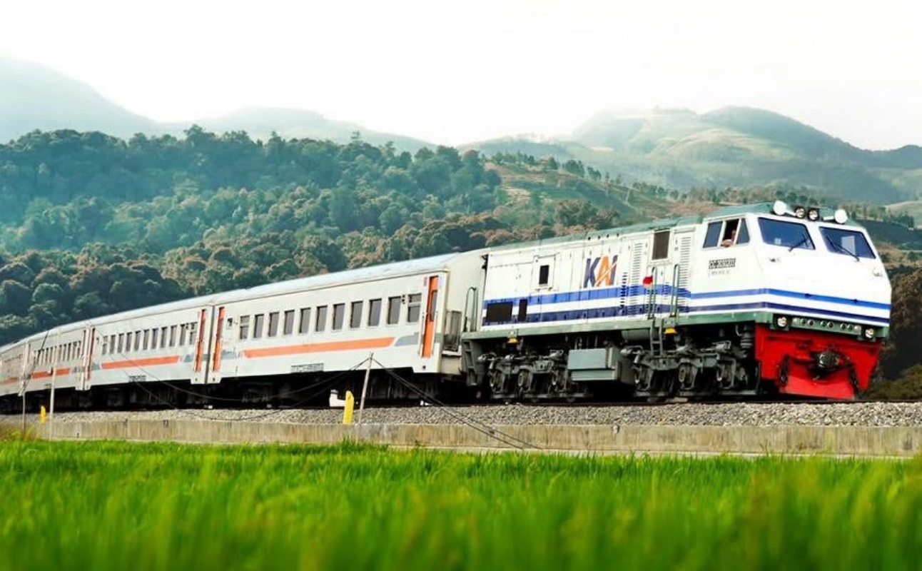 Kereta Api Pasundan Lebaran relasi Surabaya - Kiaracondong(KAI)