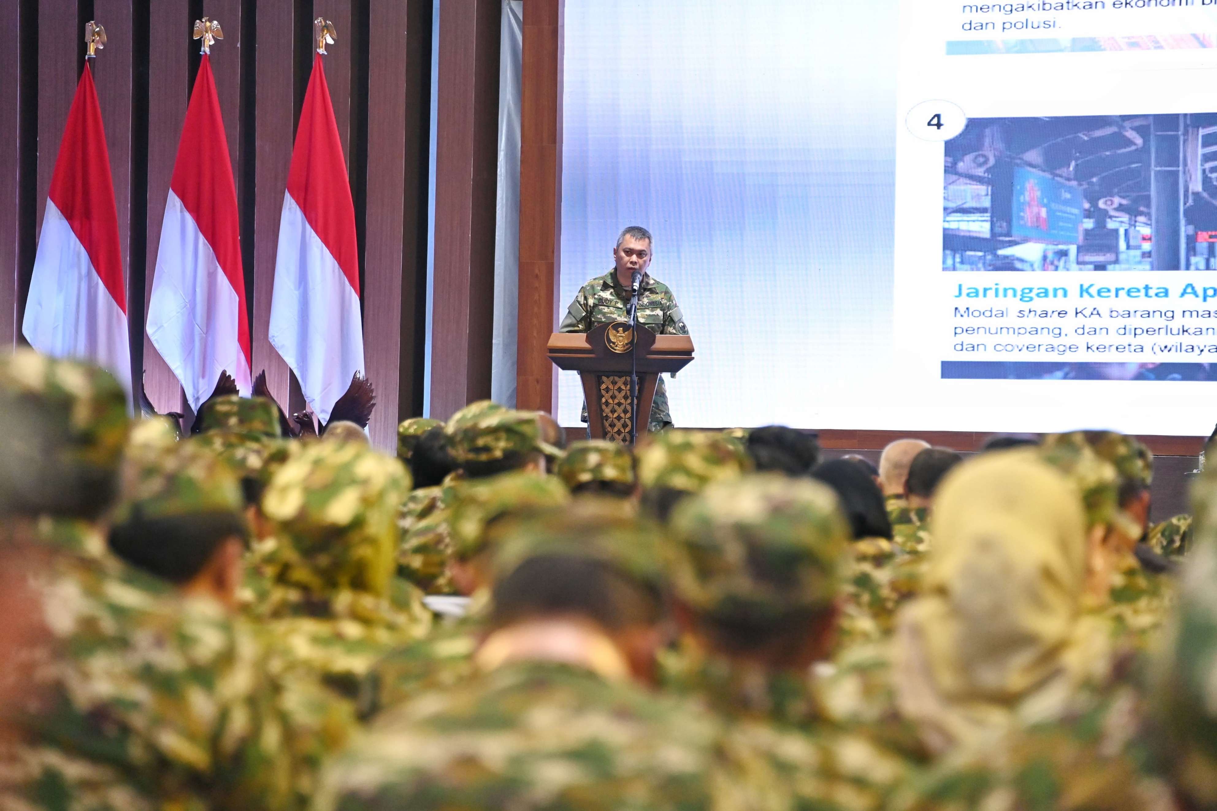 Menhub Dudy Purwagandhi memberika materi di retreat kepala daerah di Akmil Magelang, Kamis kemarin. (KEMENHUB RI)
