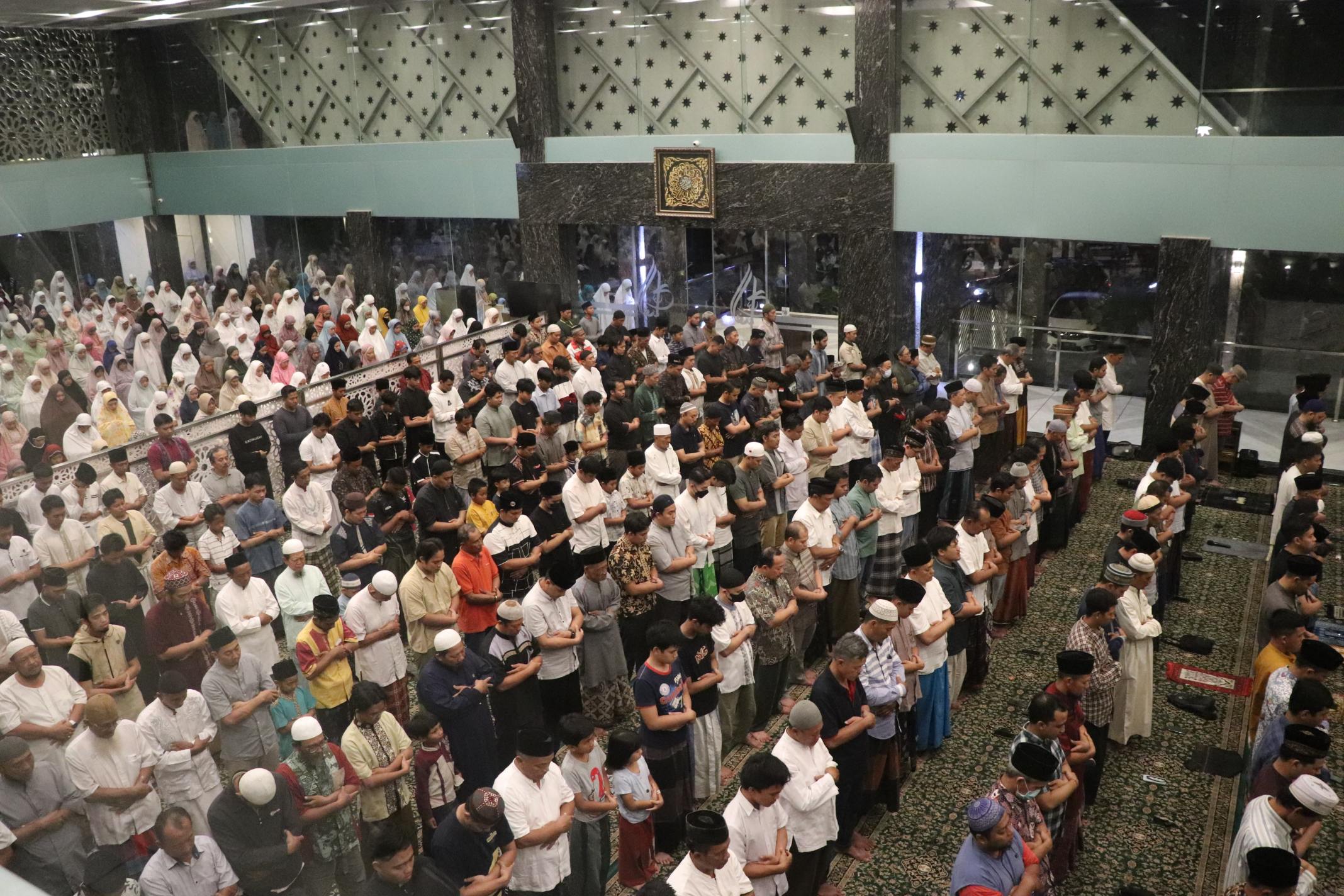 Jemaah Masjid Al Fattah Tulungagung khusyuk mengikuti tarawih pertama pada Jumat (28/2) malam. (YOGA DD/RADAR TULUNGAGUNG)