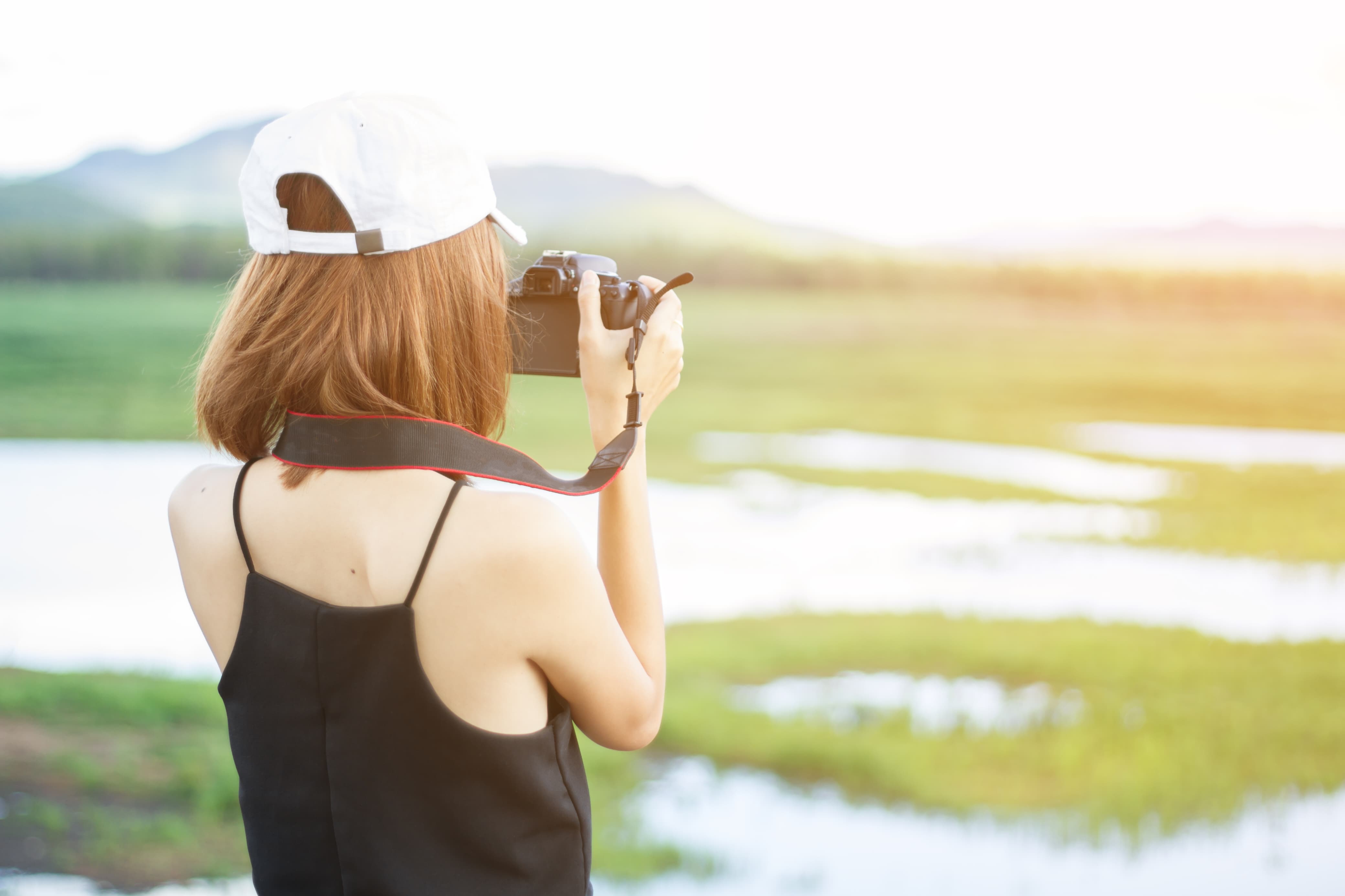 Fotografer sedang memotret landscape saat terik matahari.