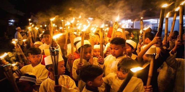 Seorang fotografer memotret pawai obor Ramadhan