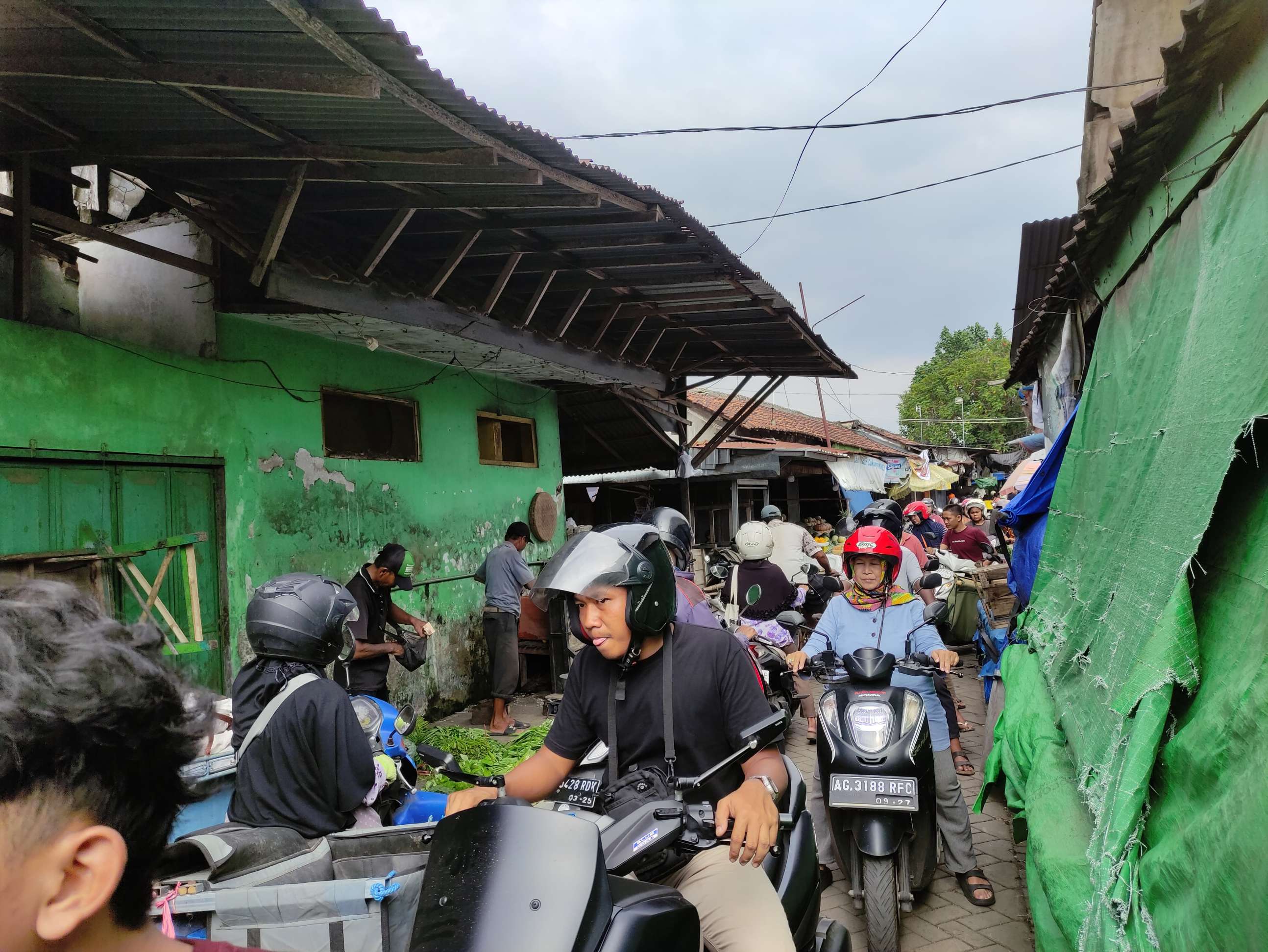 RIUH RENDAH: Pembeli memenuhi Pasar Ngemplak di hari kedua Ramadhan, Minggu (2/3). (SANDY YUWANA/RADAR TULUNGAGUNG)