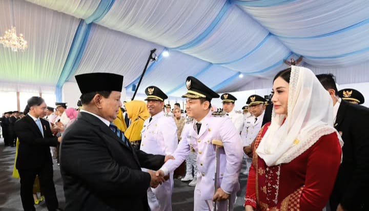 Bupati Trenggalek Mochamad Nur Arifin berjabat tangan dengan Presiden Prabowo saat pelantikan kepala daerah.