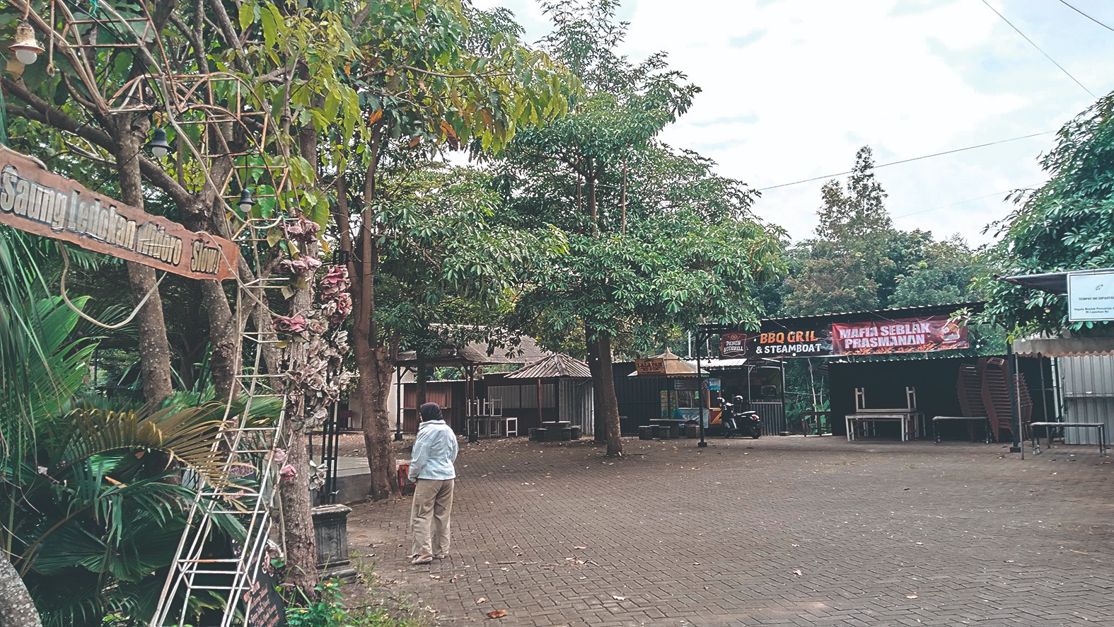 Suasana sepi di Saung Ledokan Widoro (Slow), yang dulunya ramai dikunjungi warga. Para pedagang tetap bertahan meski pembeli semakin berkurang.